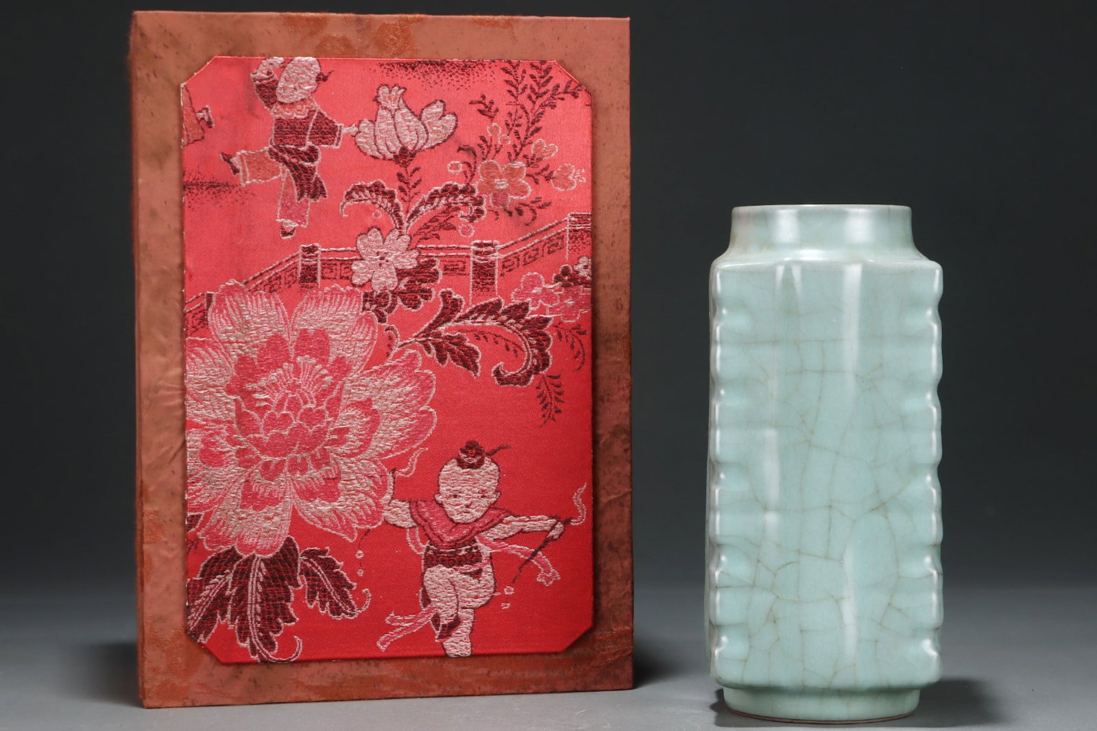 An Exquisite Guan yao Celadon Glazed Vase,with an Imperial Poem by Emperor Qianlong: An Exquisite Guan yao Celadon Glazed Vase,with an Imperial Poem by Emperor Qianlong,Song Dynasty,China,Size:9.1inx4.1in 官窑粉青釉瓶,带乾隆御