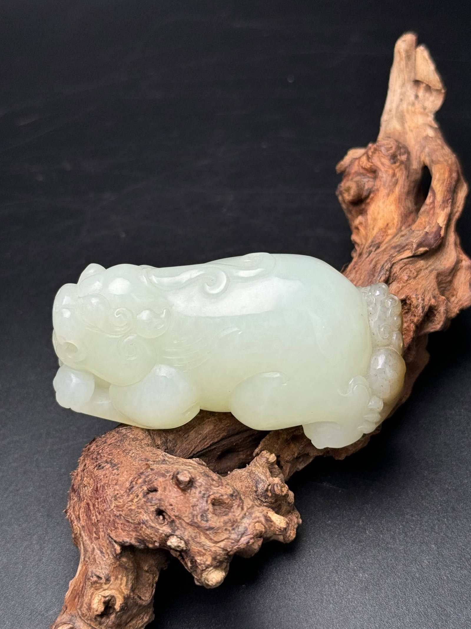 An Exquisite White Jade Wealth-Attracting Creature Ornament: An Exquisite White Jade Wealth-Attracting Creature Ornament,Qing Dynasty,China,Size:2.6inx1.3inx1.1in,Weight:98g 白玉貔貅摆件,中国清代