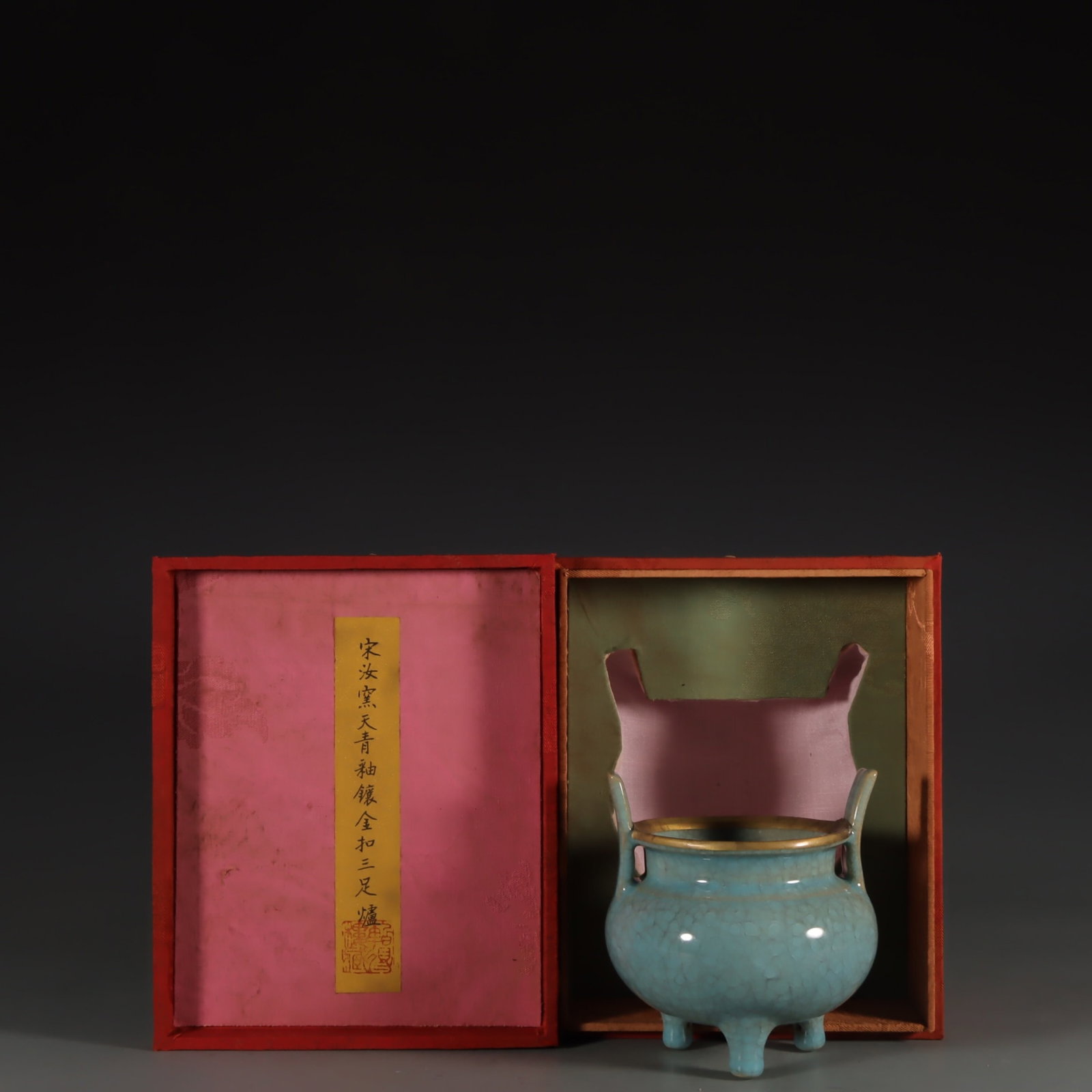 An Exquisite Ru yao Sky Blue Glazed Inlaid Gold Tripod Censer: An Exquisite Ru yao Sky Blue Glazed Inlaid Gold Tripod Censer,Song Dynasty,China,Size:5.1inx4.7in 汝窑天青釉镶金三足香炉,中Þ
