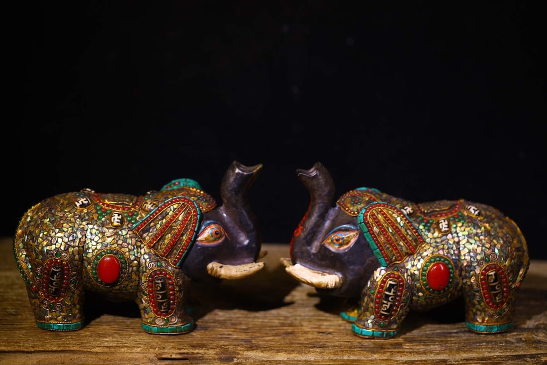 A Pair of Exquisite Meteorite Inlaid Dzi Bead and Gems Elephant Ornaments: A Pair of Exquisite Meteorite Inlaid Dzi Bead and Gems Elephant Ornaments,Qing Dynasty,China,Size:5.1inx7.9in,Weight:5500g 一对陨石嵌天珠和宝ĳ