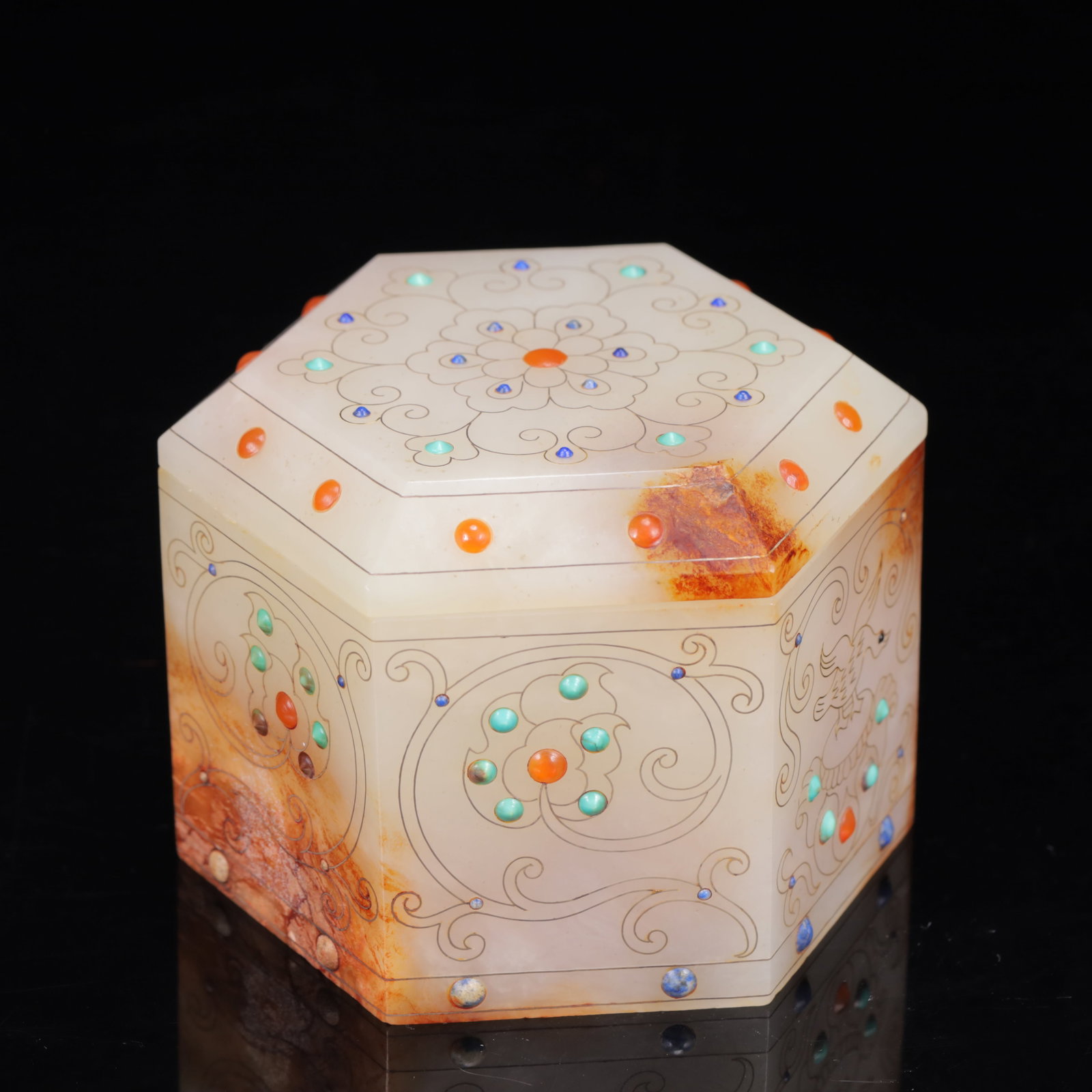 An Exquisite White Jade Flower Pattern Box?Inlaid Turquoise: An Exquisite White Jade Flower Pattern Box,Inlaid Turquoise,Qing Dynasty,China,Size:4.3inx3.1in,Weight:43g 白玉花卉纹盒子，嵌绿松ĳ
