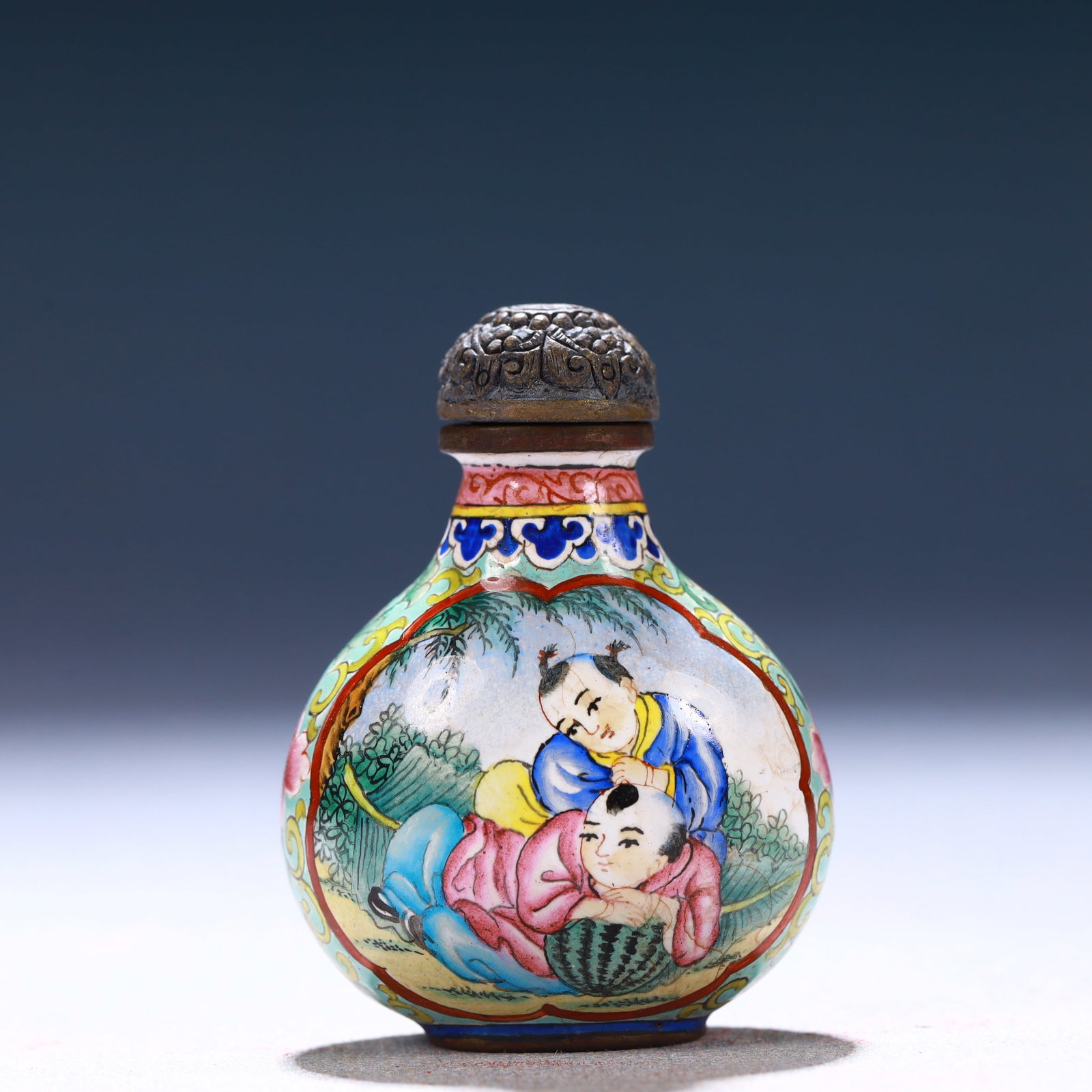 An Exquisite Painted Enamel Figure Pattern Snuff Bottle: An Exquisite Painted Enamel Figure Pattern Snuff Bottle,Qing Dynasty, China,Qianlong Four-character Mark,Size:1.4inx0.8inx3in,Weight:53g 画珐琅人物纹鼻烟