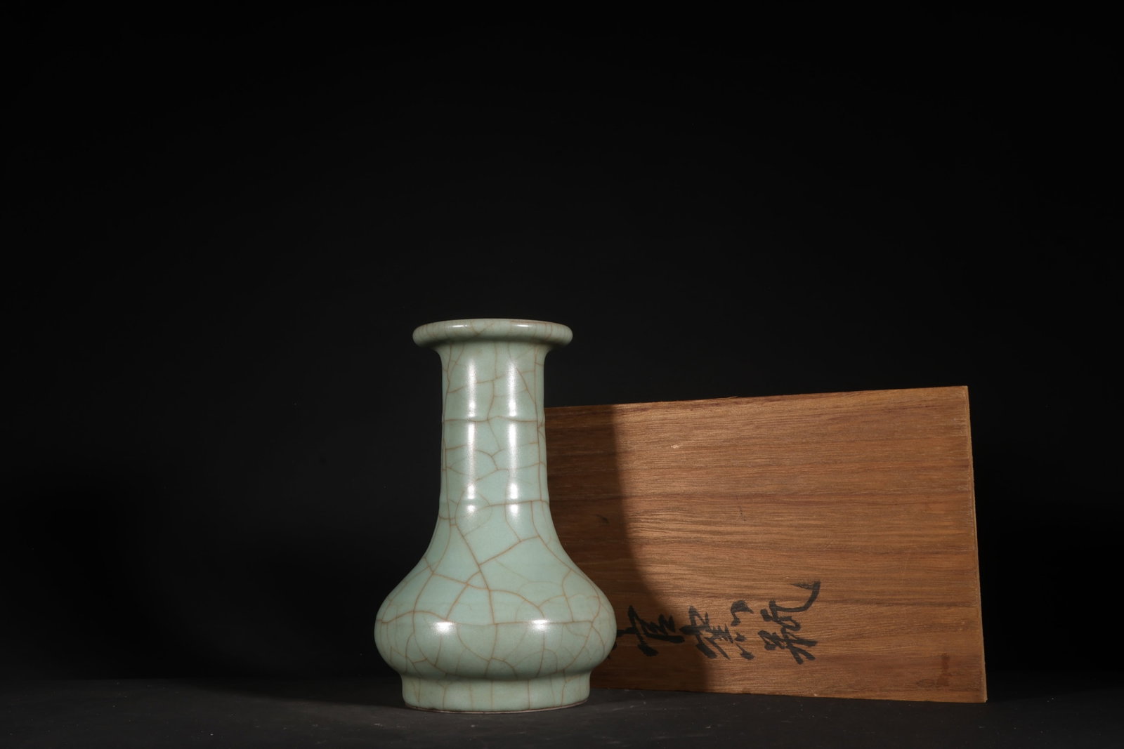 An Exquisite Guan yao Celadon Glazed Vase: An Exquisite Guan yao Celadon Glazed Vase,Song Dynasty,China,Size:6.4inx4.1in 官窑粉青釉瓶,中国宋代