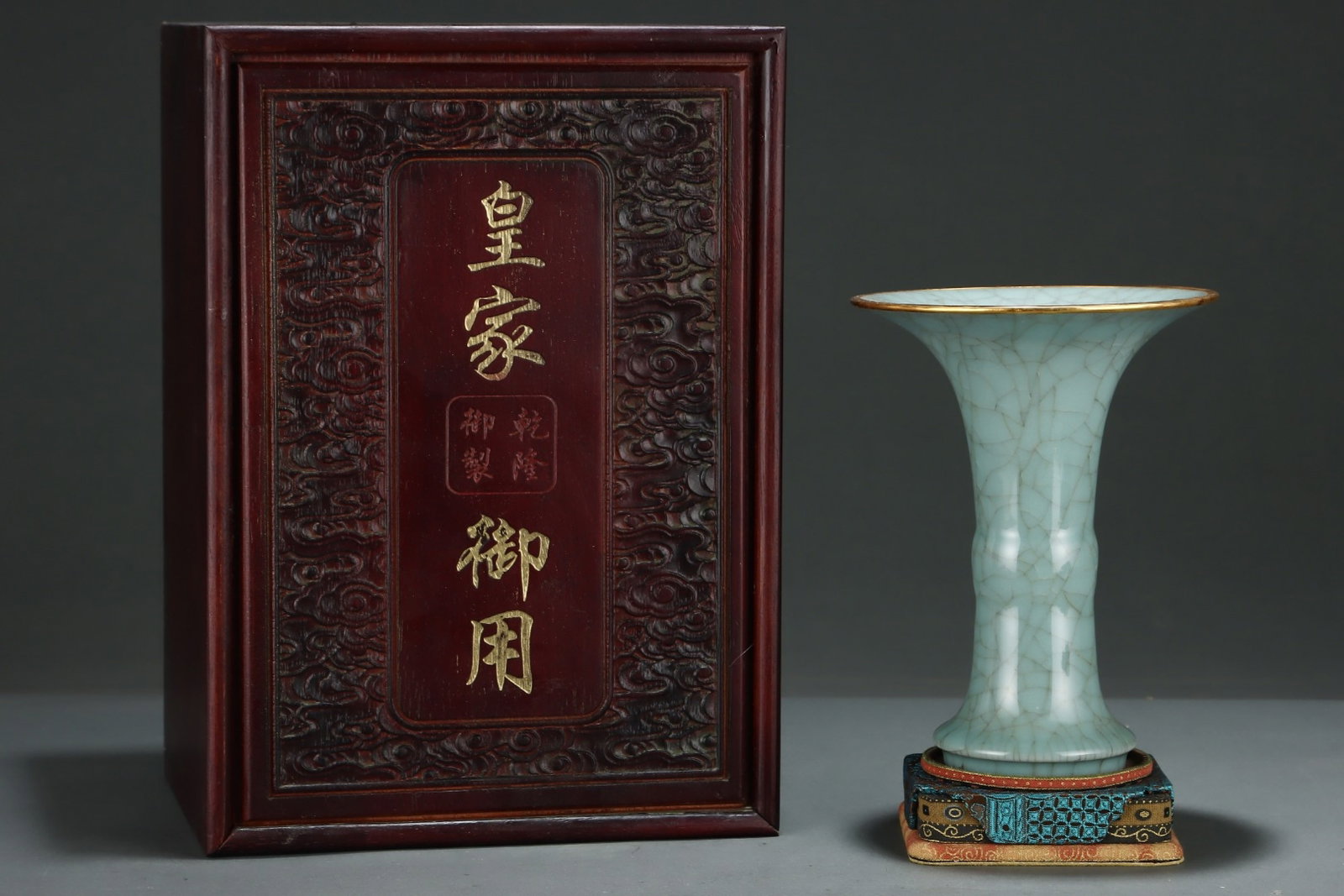 An Exquisite Guan yao Cover with Gold Vase: An Exquisite Guan yao Cover with Gold Vase,Song Dynasty,China,Size:8.1inx6.2in 官窑包金瓶,中国宋代