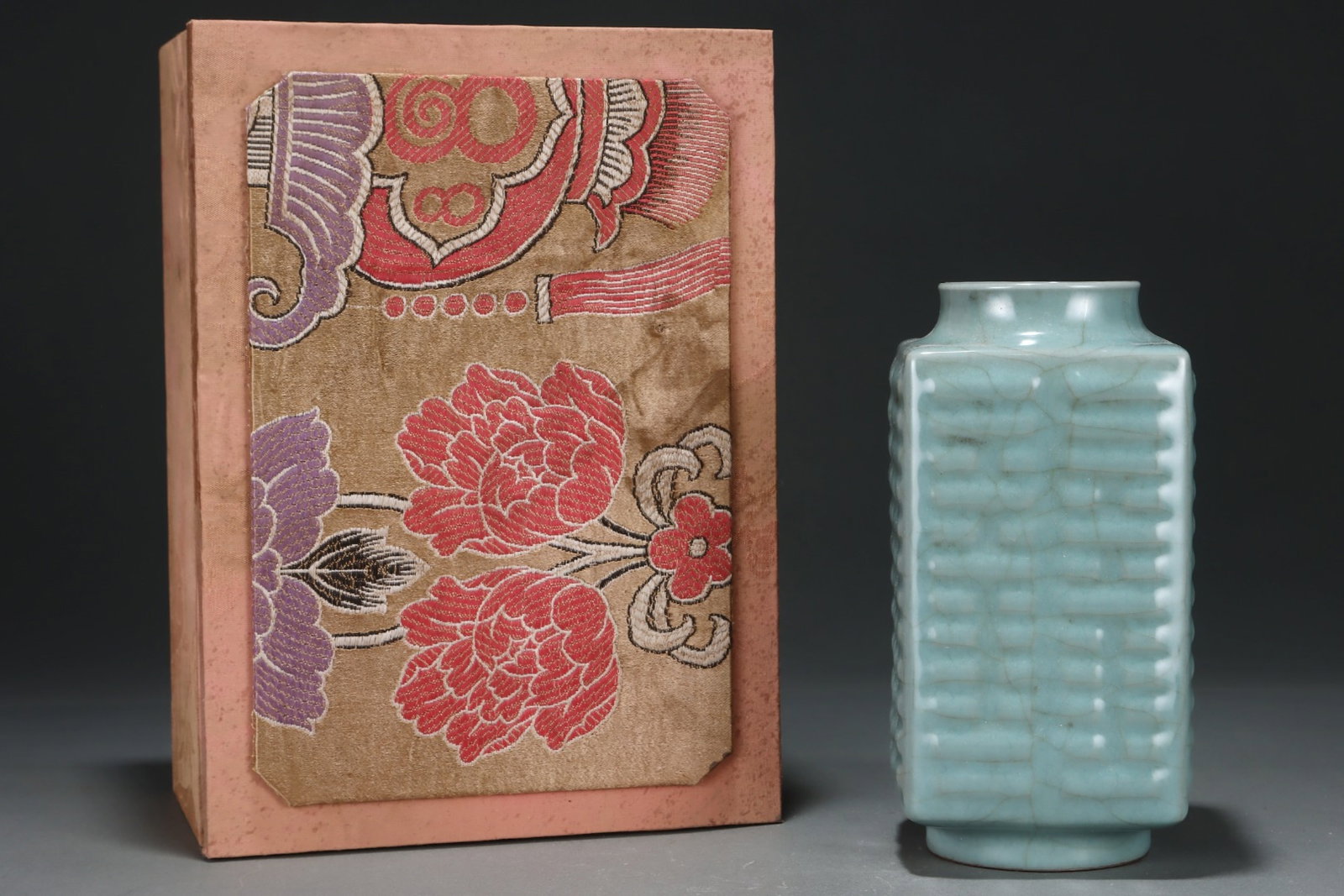 An Exquisite Guan yao Celadon Glazed Vase,with an Imperial Poem by Emperor Qianlong: An Exquisite Guan yao Celadon Glazed Vase,with an Imperial Poem by Emperor Qianlong,Song Dynasty,China,Size:8.7inx4.3in 官窑粉青釉瓶,带乾隆御