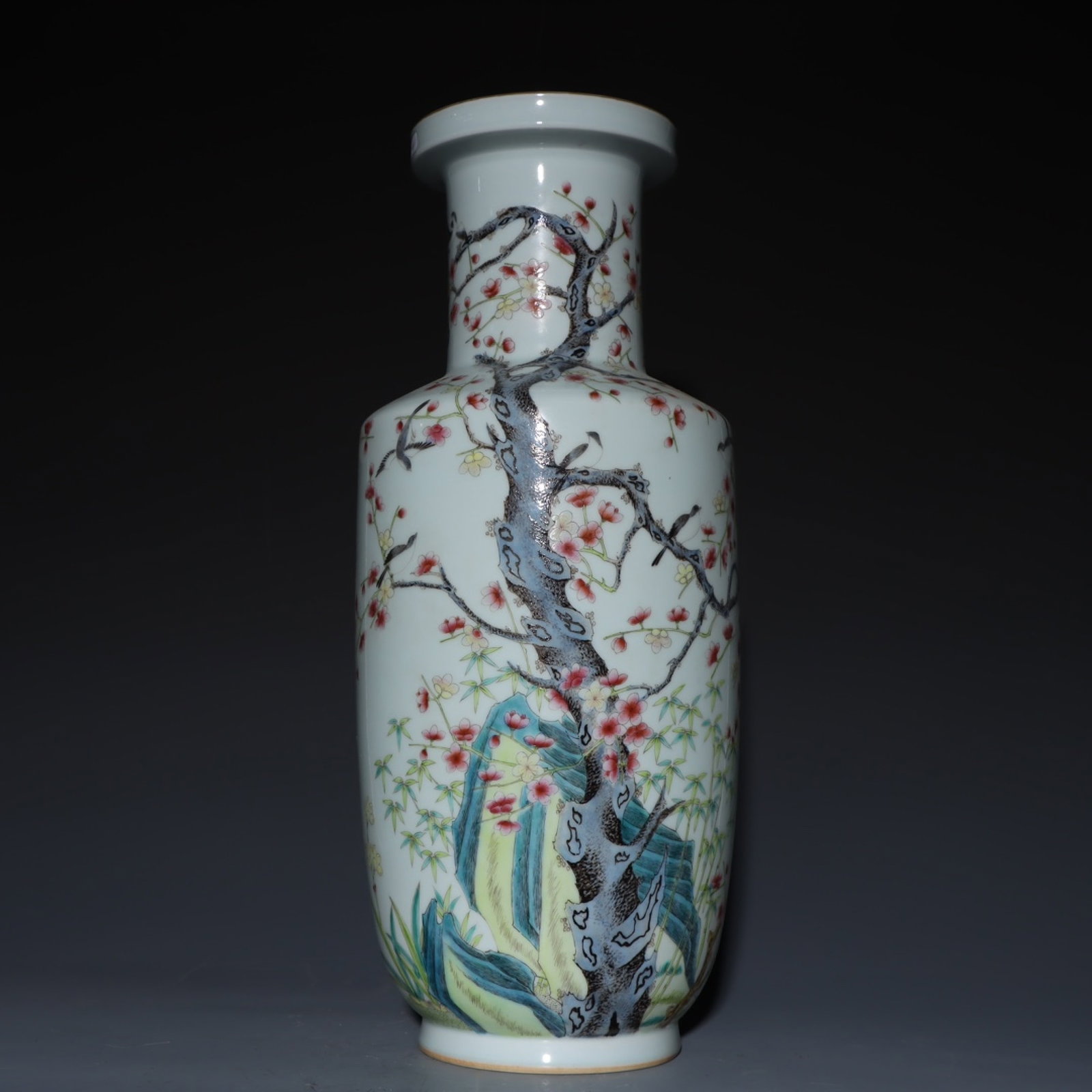 A Huge Famille-Rose Flower and Bird Pattern Vase: A Huge Famille-Rose Flower and Bird Pattern Vase,Qing Dynasty,China,Qianlong Six-character Mark,Size:19.4inx8.3in
