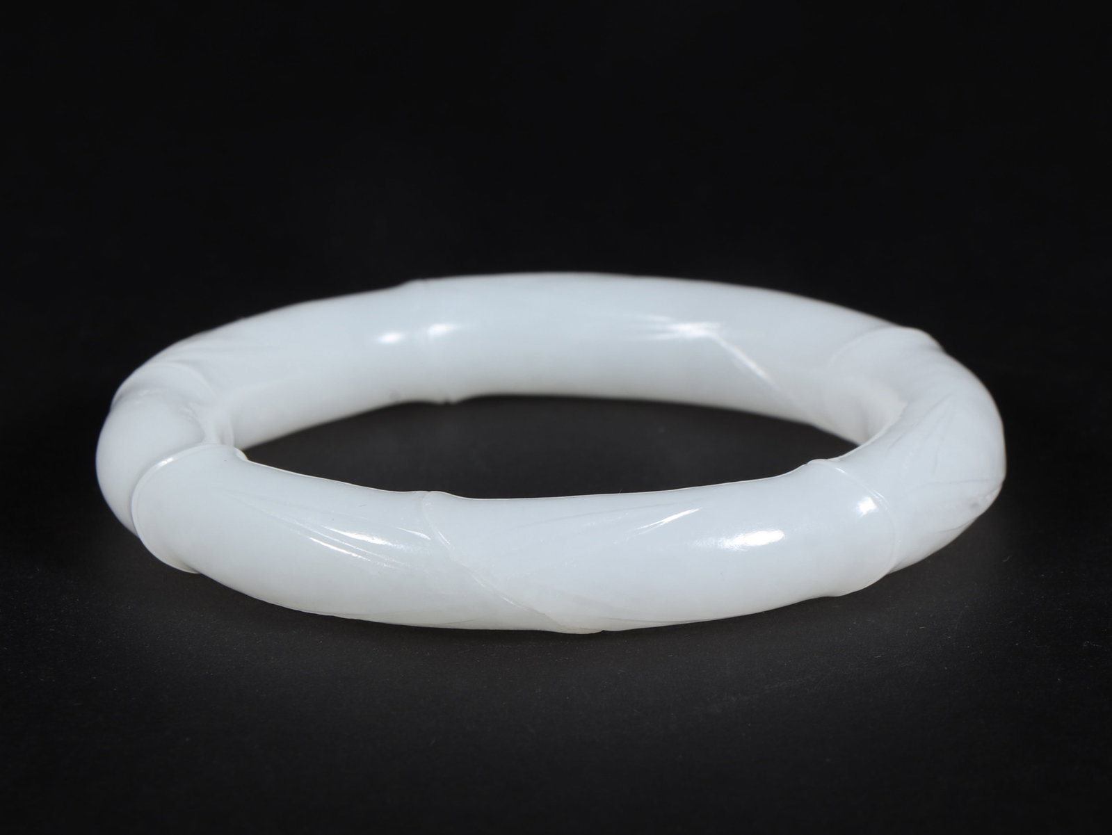 An Exquisite White Jade Bamboo Pattern Bracelet: An Exquisite White Jade Bamboo Pattern Bracelet,Qing Dynasty,China,Size:2.2inx3.1in,Weight:60g 白玉竹纹手镯,中国清代