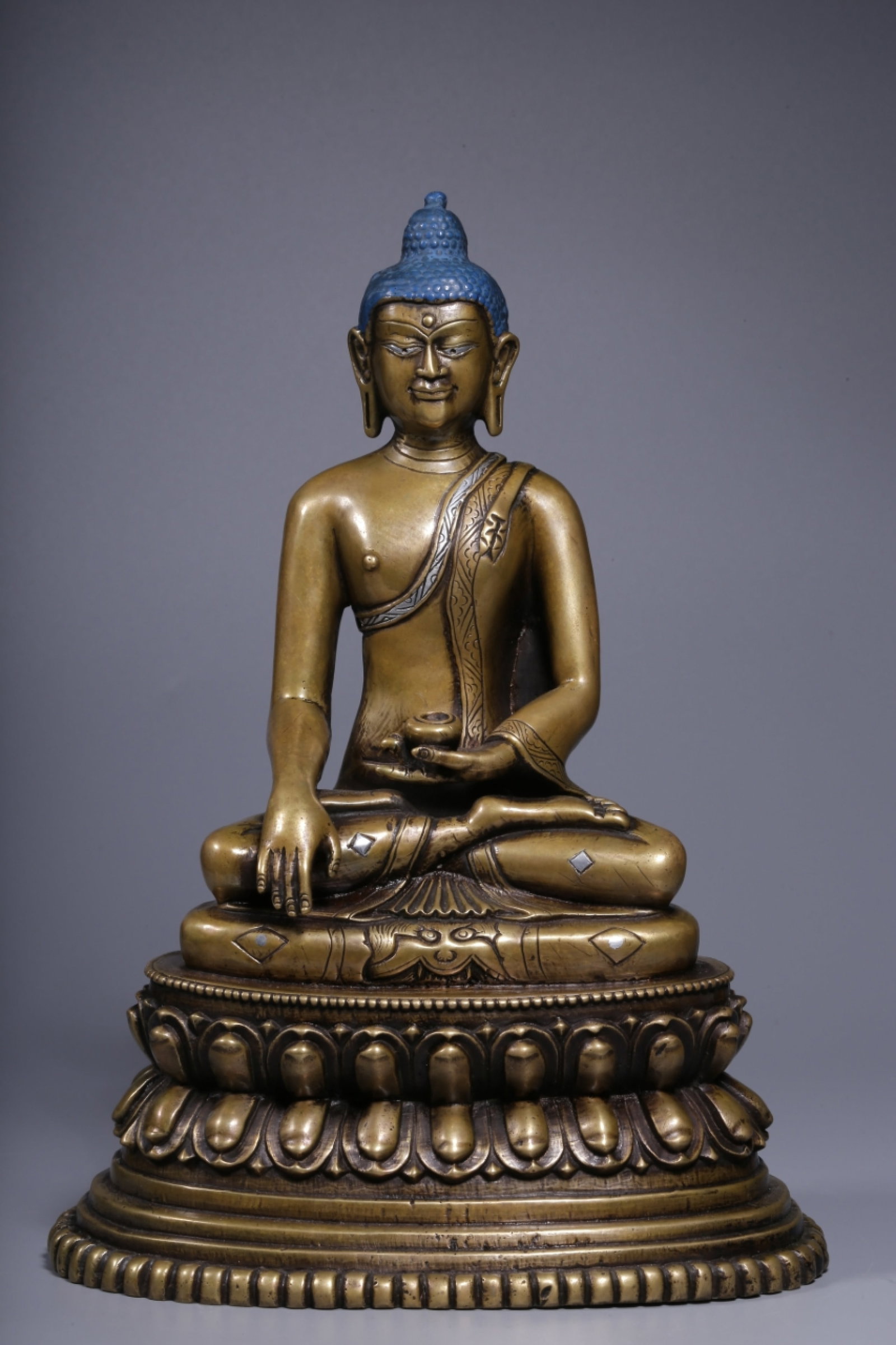 A Rare Alloy Copper Inlaid Silver Statue of Sakyamuni: A Rare Alloy Copper Inlaid Silver Statue of Sakyamuni,Qing Dynasty, China,Size:9.4inx6.7inx5.3in,Weight:1664g 合金铜错银如来像,中国清&