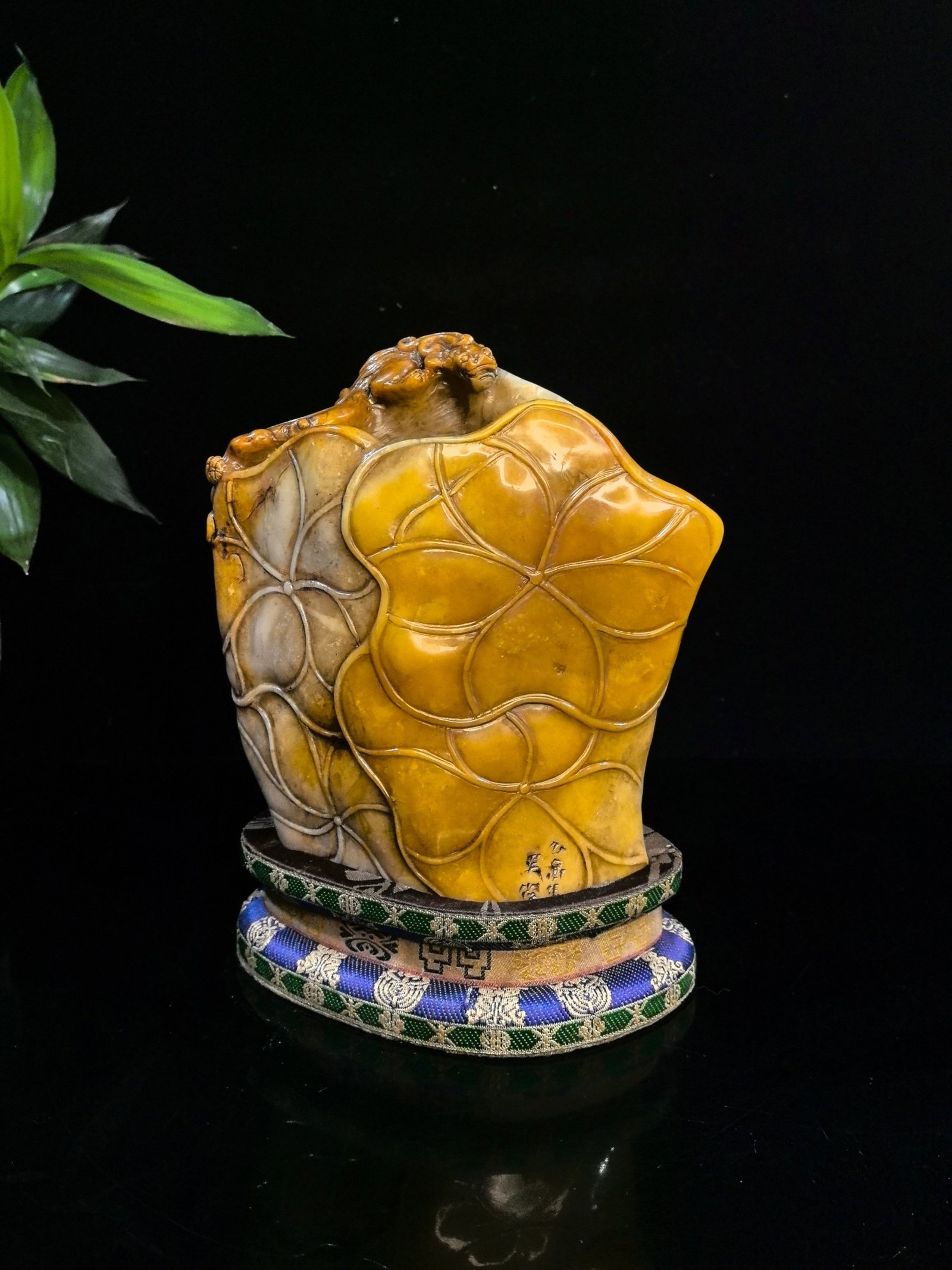 An Exquisite Tianhuang Stone Dragon Brush Pot: An Exquisite Tianhuang Stone Dragon Brush Pot,Qing Dynasty,China,Size:7.5inx6.6in,Weight:2700g 田黄石龙笔筒,中国清代