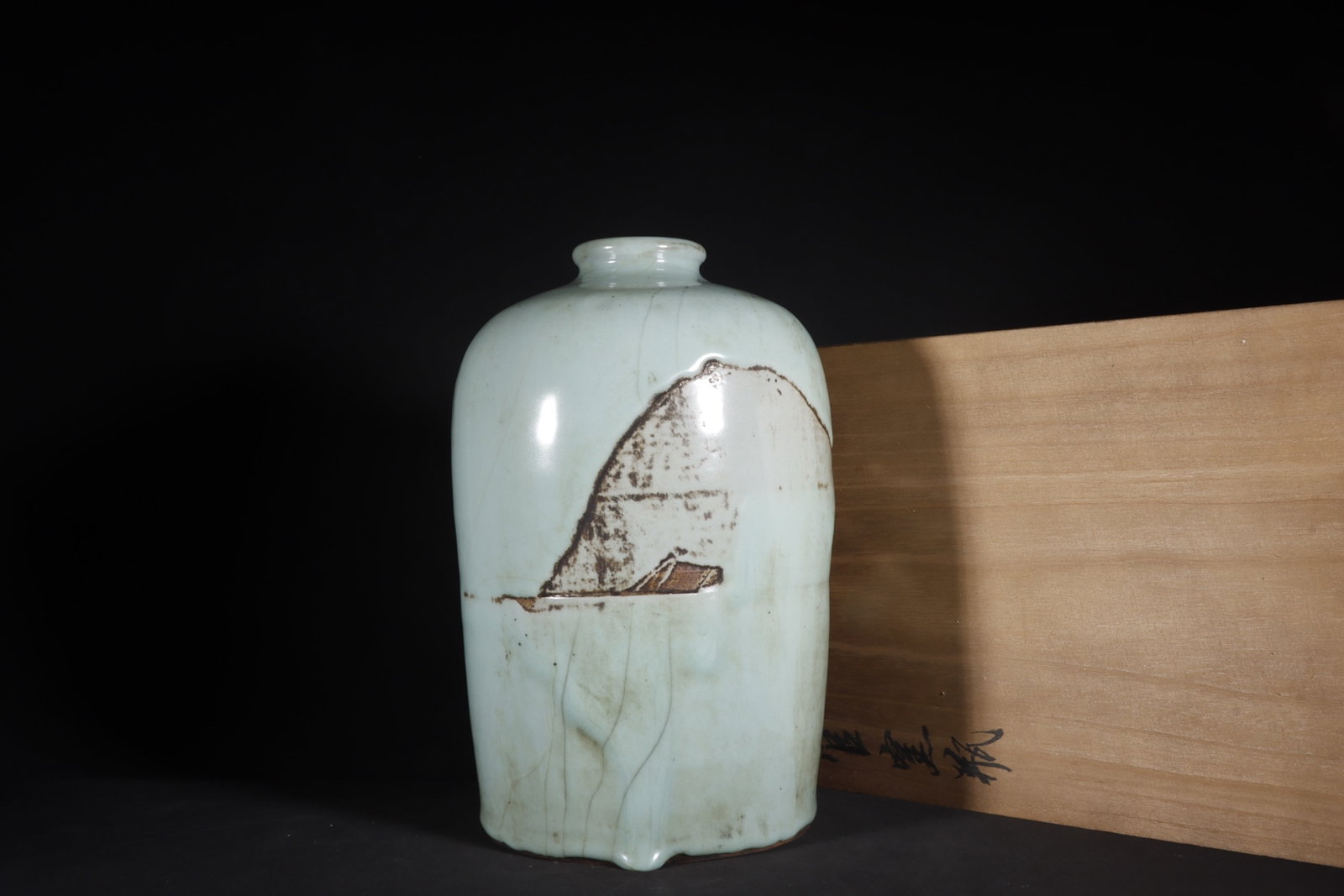An Exquisite Guan yao Celadon Glazed Vase: An Exquisite Guan yao Celadon Glazed Vase,Song Dynasty,China,Size:11.6inx7.1in 官窑粉青釉瓶,中国宋代