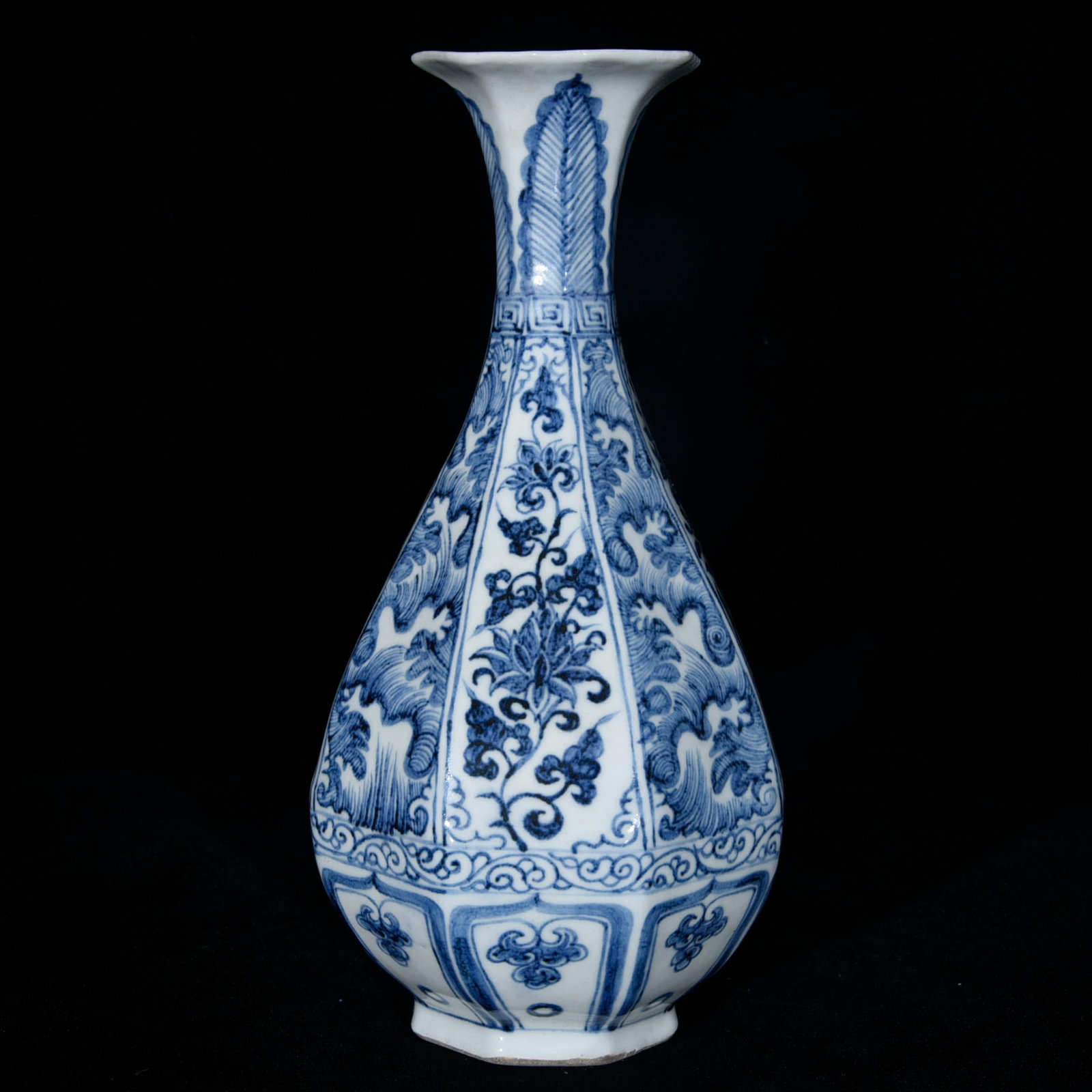 An Exquisite Blue and White Flower Pattern Vase: An Exquisite Blue and White Flower Pattern Vase,Yuan Dynasty,China,Size:6.7inx5.9in 青花花卉纹瓶中国元代