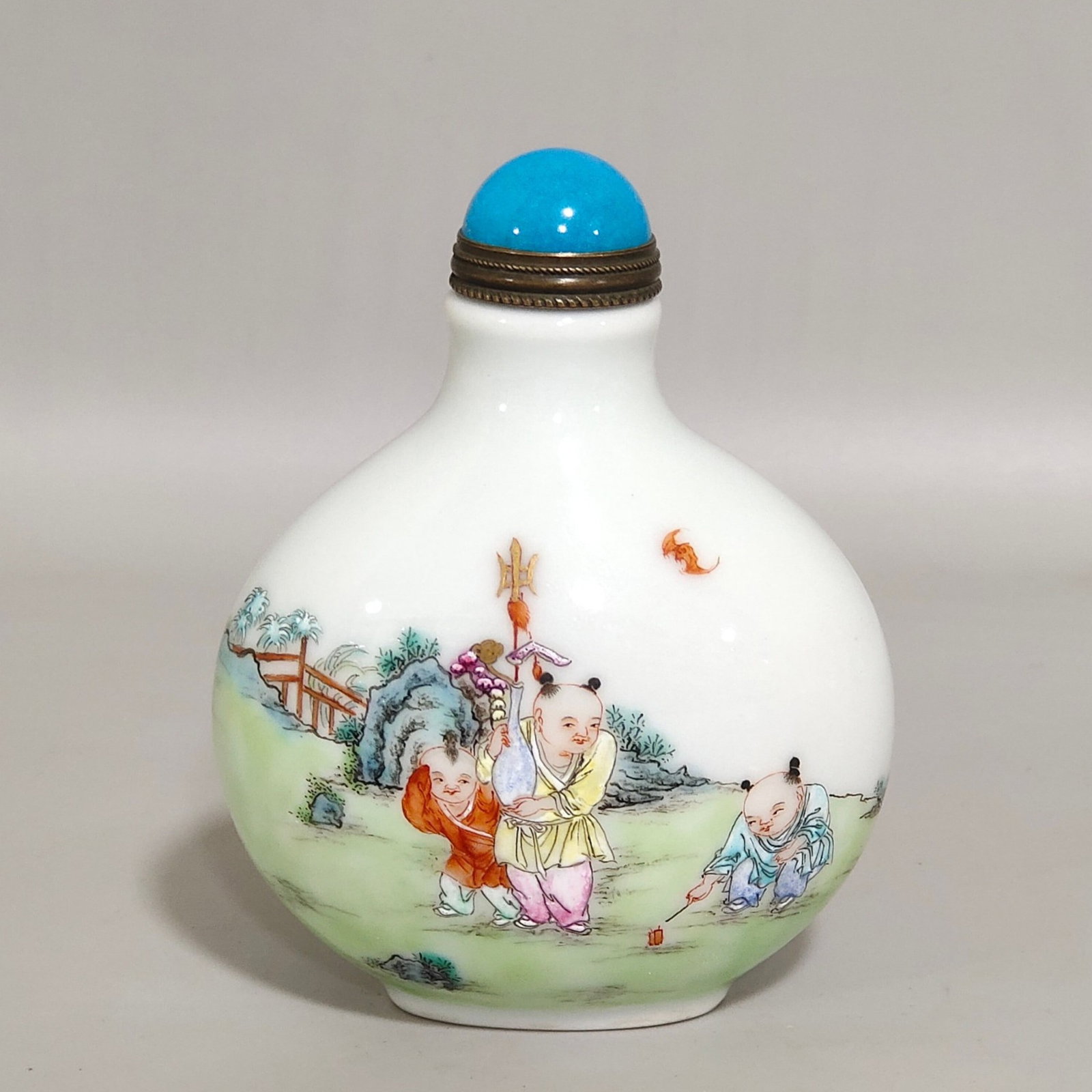 An Exquisite Famille-Rose Character and Story Pattern Snuff Bottle: An Exquisite Famille-Rose Character and Story Pattern Snuff Bottle,Qing Dynasty,China,Qianlong Four-character Mark,Size:3.1inx2.4in 粉彩人物故事纹鼻
