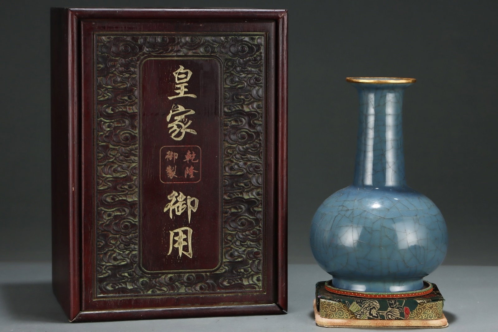 An Exquisite Guan yao Cover with Gold Vase: An Exquisite Guan yao Cover with Gold Vase,Song Dynasty,China,Size:9.4inx6.3in 官窑包金瓶,中国宋代