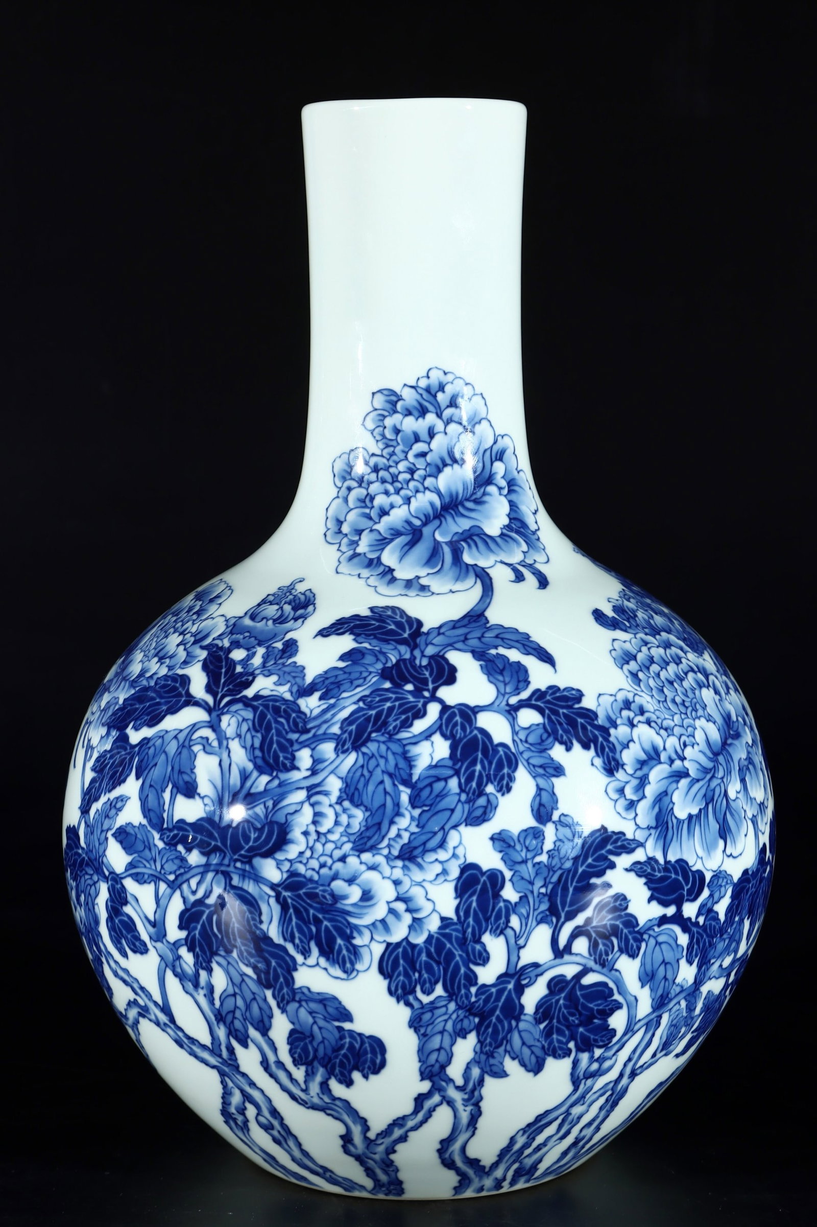 A Rare Blue and White Flower Pattern Vase: A Rare Blue and White Flower Pattern Vase,the Republic of China,With Mark,Size:13inx8.9in 青花花卉纹瓶中国民国时期,带Ē