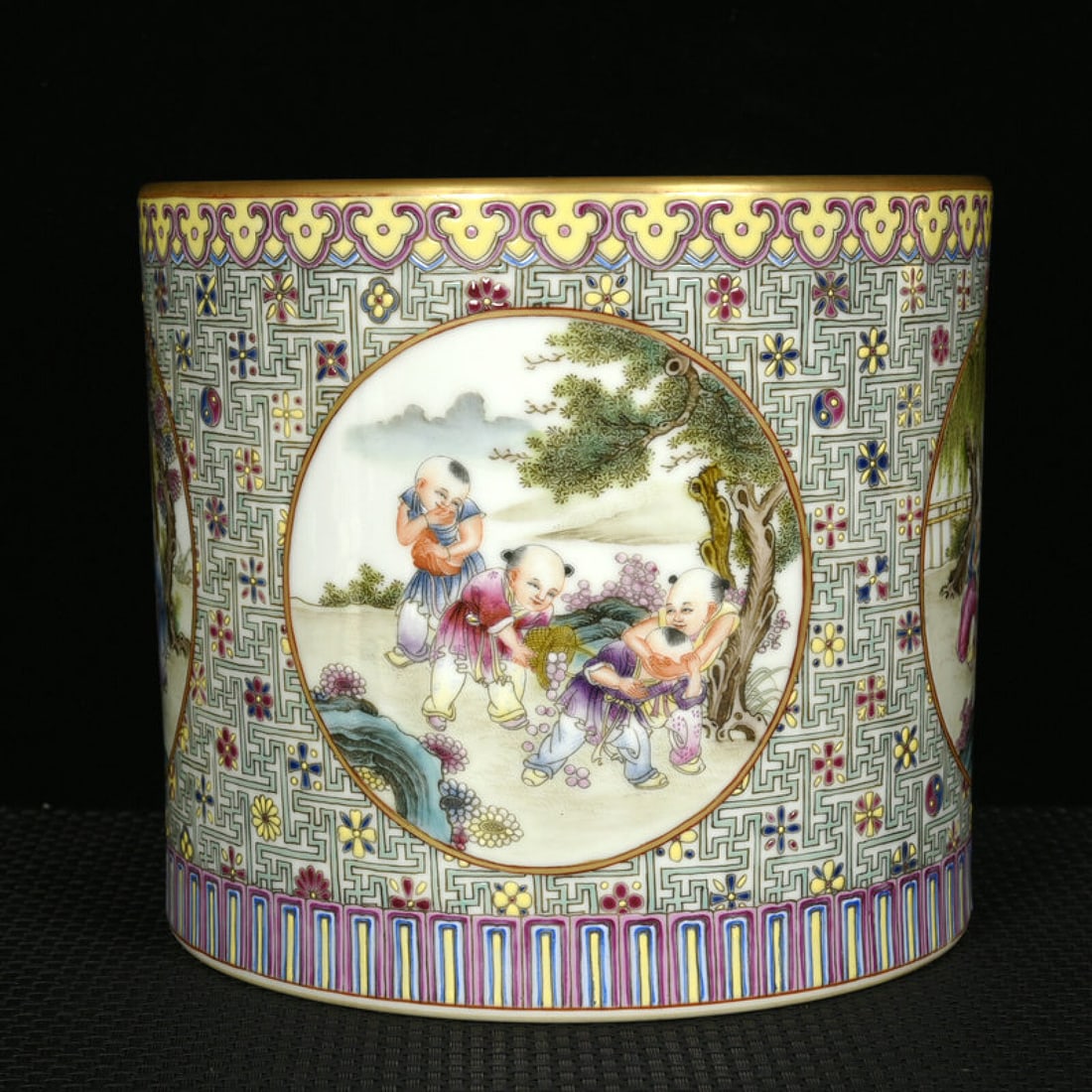 An Exquisite Enamel Painted Gold Figure Pattern Brush Pot: An Exquisite Enamel Painted Gold Figure Pattern Brush Pot,Qing Dynasty,China,Yongzheng Six-character Mark,Size:6.7inx7.5in 珐琅彩描金人物纹笔Ļ