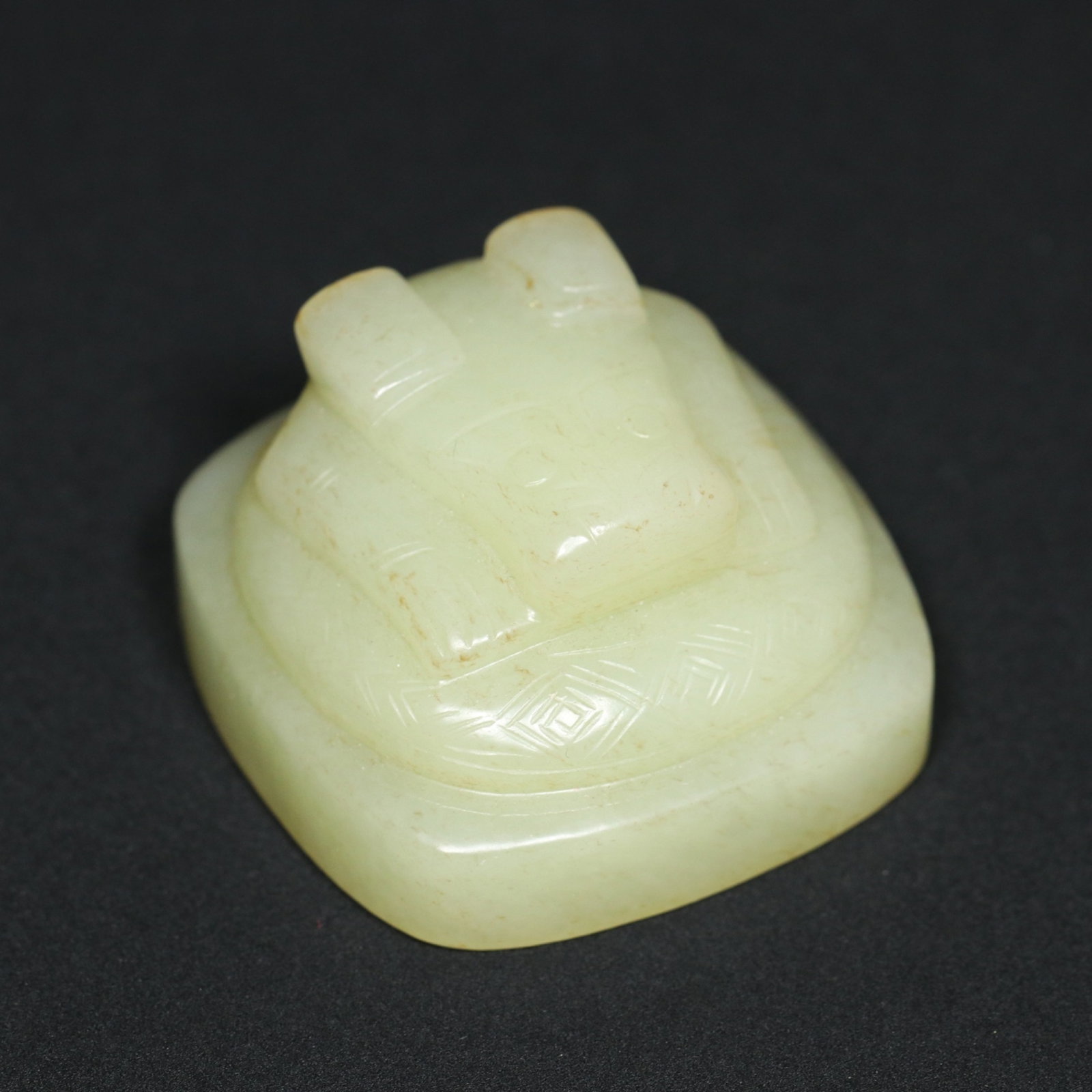 An Exquisite White Jade Dragon Seal: An Exquisite White Jade Dragon Seal,Western Zhou Dynasty,China,Size:1.1inx1.9inx1.8in,Weight:104.7g 白玉龙印章,中国西周时期