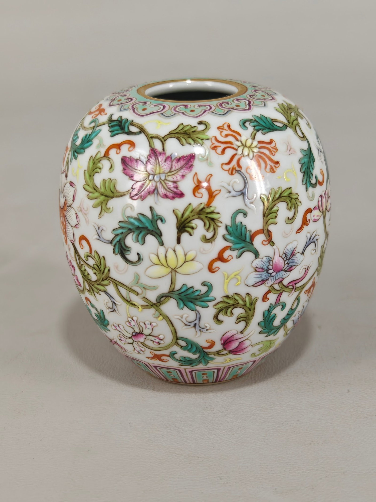 An Exquisite Famille-Rose Lotus Pattern Brush Washer: An Exquisite Famille-Rose Lotus Pattern Brush Washer,Qing Dynasty,China,Qianlong Six-character Mark,Size:3inx2.8in 粉彩缠枝莲纹水洗中国ę