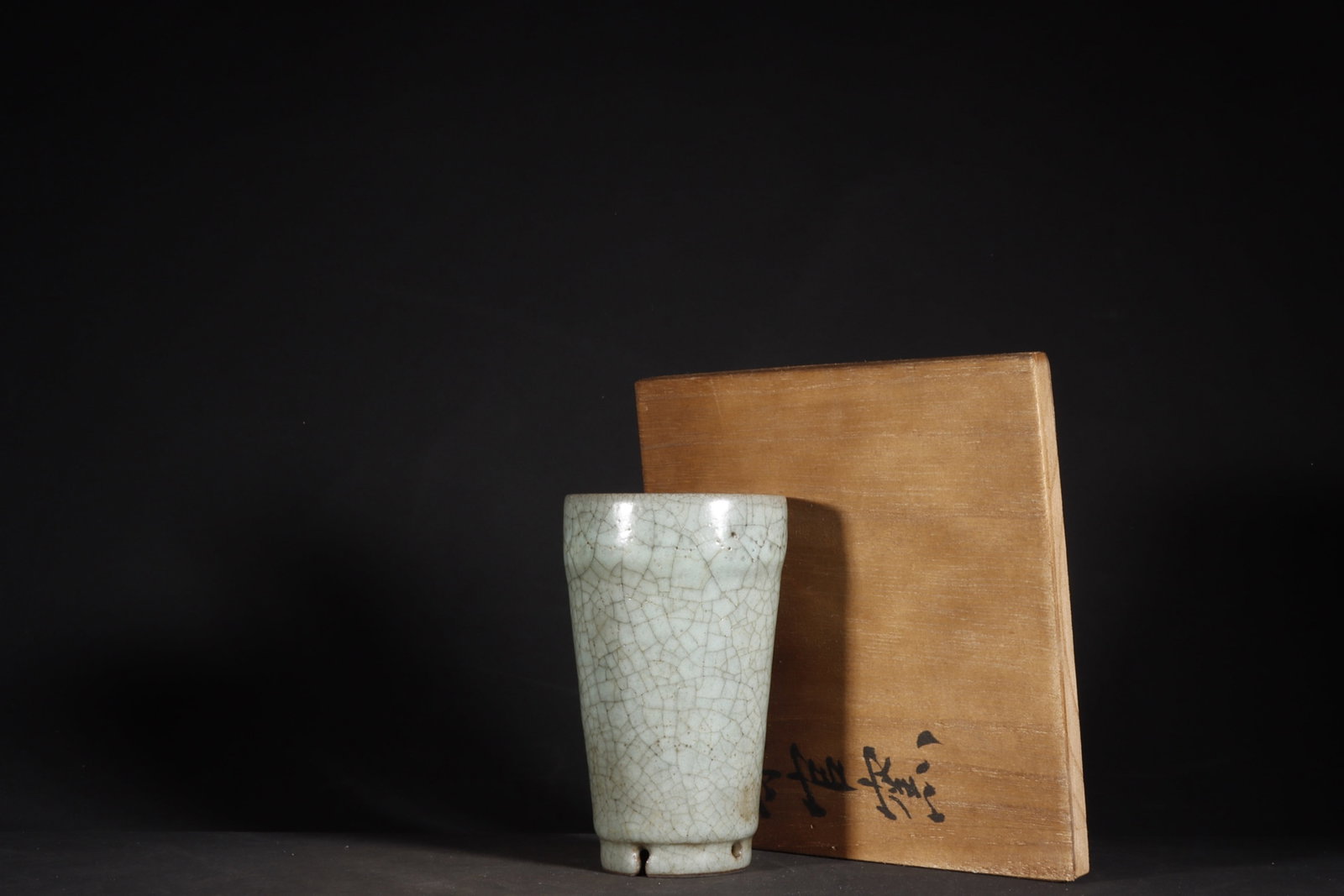 An Exquisite Guan yao Celadon Glazed Flower Vase: An Exquisite Guan yao Celadon Glazed Flower Vase,Song Dynasty,China,Size:4.7inx2.7in 官窑粉青釉花瓶,中国宋代