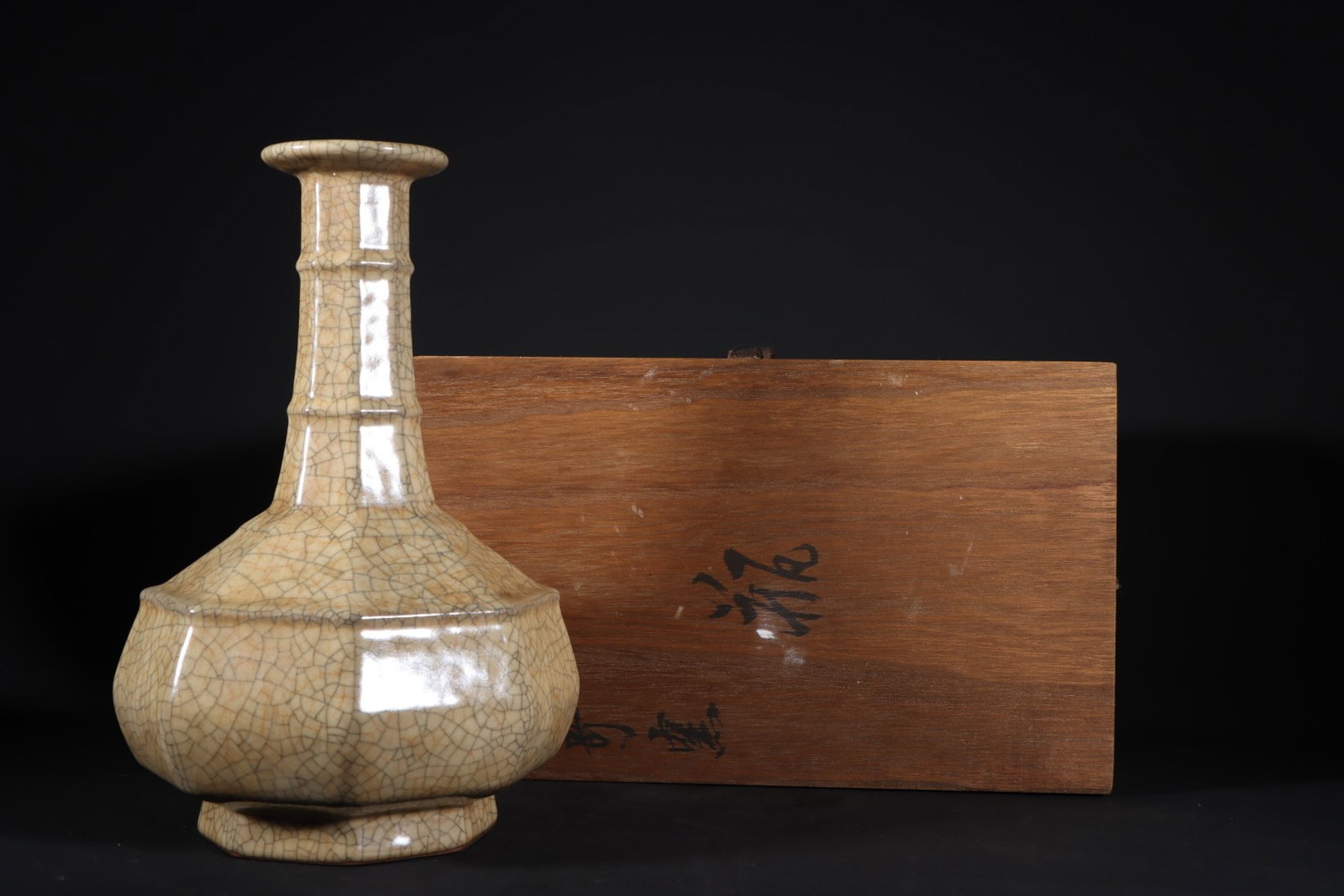 An Exquisite Ge yao Yellow Glazed Vase: An Exquisite Ge yao Yellow Glazed Vase,Song Dynasty,China,Size:10.8inx7.3in 哥窑黄釉瓶,中国宋代