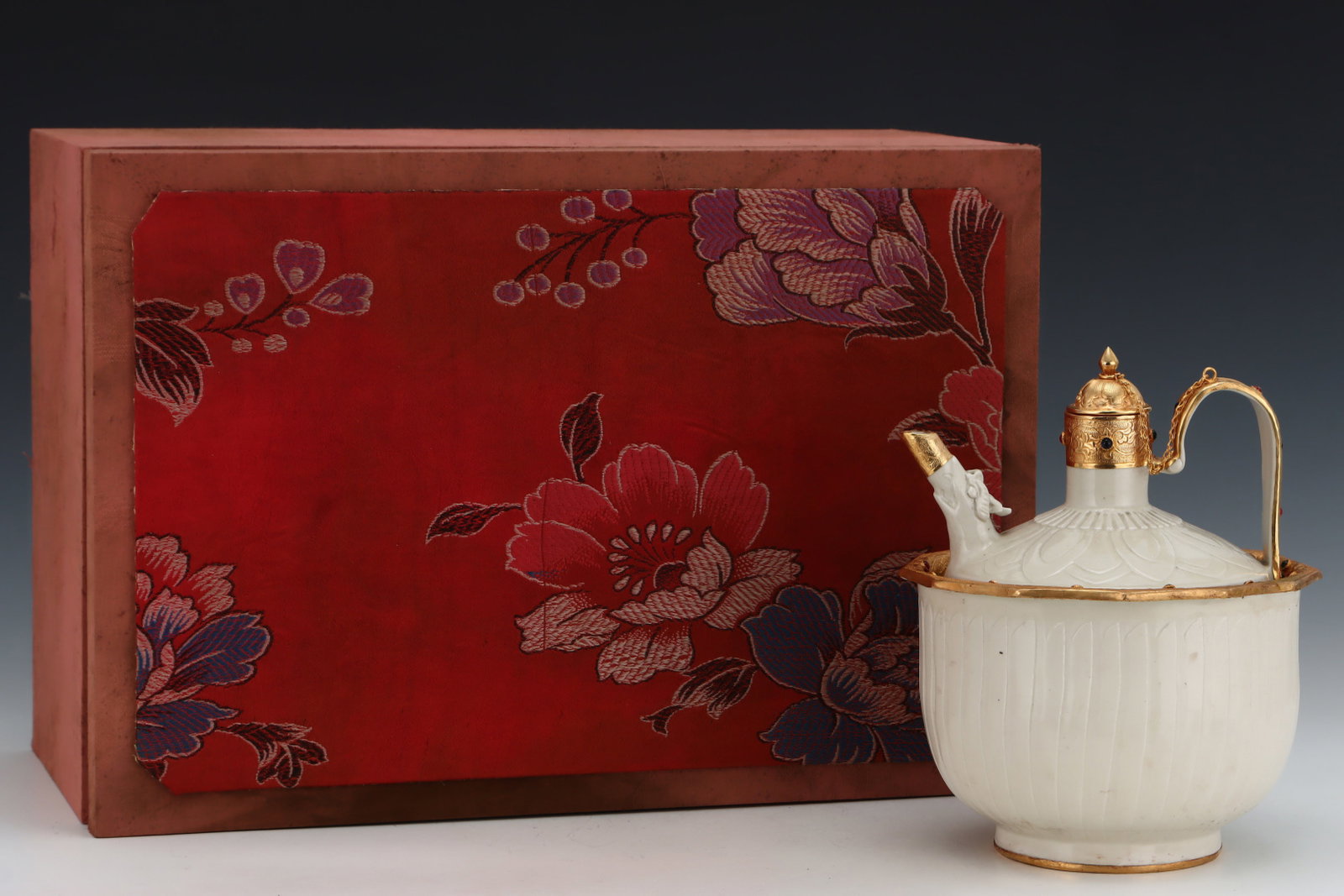 An Exquisite Ding yao Cover with Gold Flower and Phoenix Pattern Food Vessel,Inlaid Gems: An Exquisite Ding yao Cover with Gold Flower and Phoenix Pattern Food Vessel,Inlaid Gems,Song Dynasty,China,Size:10inx7.9in 定窑包金花卉凤纹温%