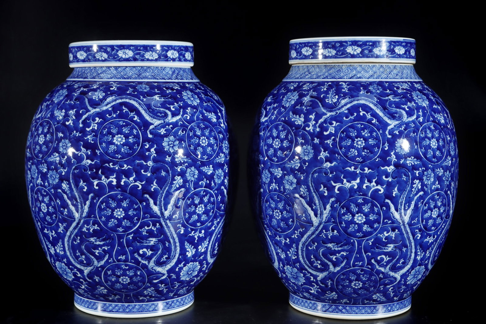 A Pair of Exquisite Blue and White Lotus Pattern Jars with Cover: A Pair of Exquisite Blue and White Lotus Pattern Jars with Cover,Qing Dynasty,China,Qianlong Six-character Mark,Size:14.4inx10.2in 一对青花缠枝莲纹İ