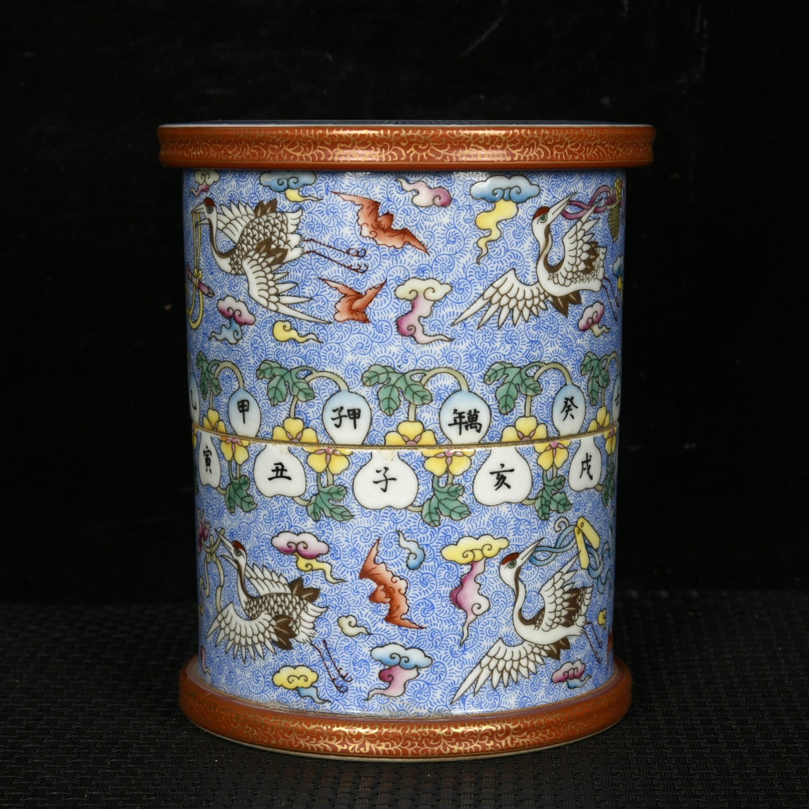 An Exquisite Famille-Rose Painted Gold Crane Pattern Brush Pot: An Exquisite Famille-Rose Painted Gold Crane Pattern Brush Pot,Qing Dynasty,China,Qianlong Six-character Mark,Size:5.4inx4.4in 粉彩描金鹤纹笔筒中&