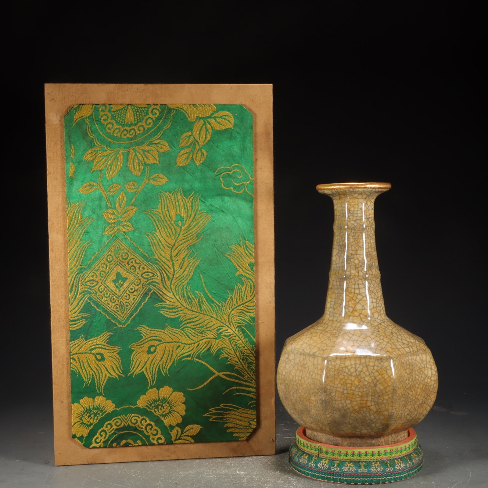 An Exquisite Ge yao Yellow Glazed Inlaid Gold Vase,with an Imperial Poem by Emperor Qianlong: An Exquisite Ge yao Yellow Glazed Inlaid Gold Vase,with an Imperial Poem by Emperor Qianlong,Song Dynasty,China,Size:10.2inx6.7in 哥窑黄釉镶金瓶,带È