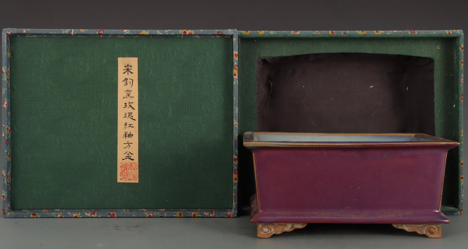 An Exquisite Jun yao Purple Glazed Flowerpot: An Exquisite Jun yao Purple Glazed Flowerpot,Song Dynasty,China,Size:4.4inx9.8inx7.2in 钧窑紫釉花盆,中国宋代