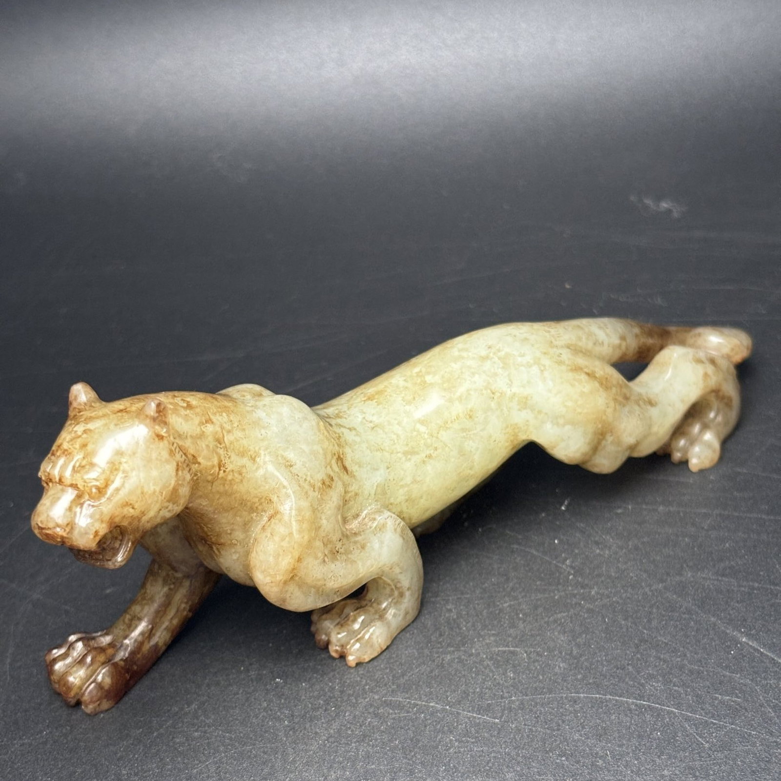 An Exquisite White Jade Beast Ornament: An Exquisite White Jade Beast Ornament,Qing Dynasty,China,Size:5.3inx2inx1.2in,Weight:142g 白玉兽摆件,中国清代