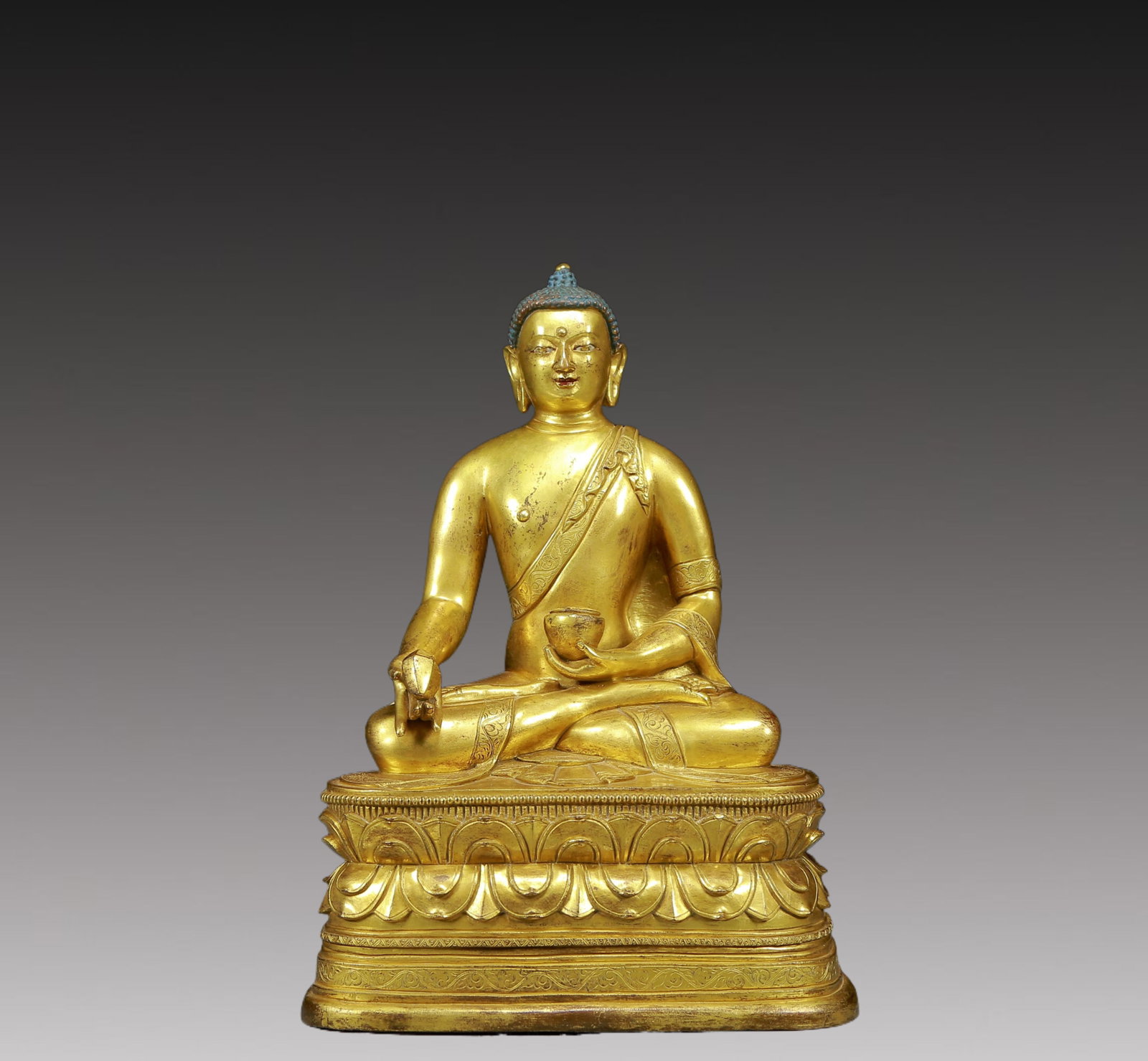 A Solemn Gilt Bronze Statue of Sakyamuni: A Solemn Gilt Bronze Statue of Sakyamuni,Ming Dynasty, China,Size:7.5inx5.1inx10.6in,Weight:4715g 铜鎏金释迦摩尼像，明代