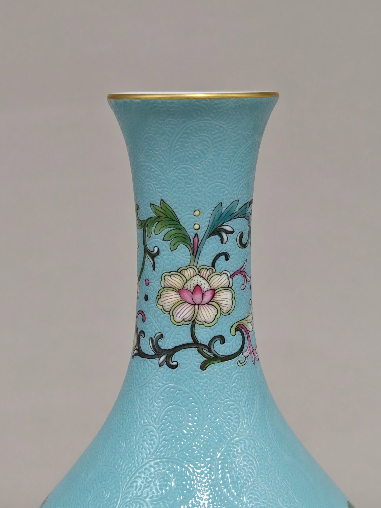 An Exquisite Enamel Lotus Pattern Vase - 3