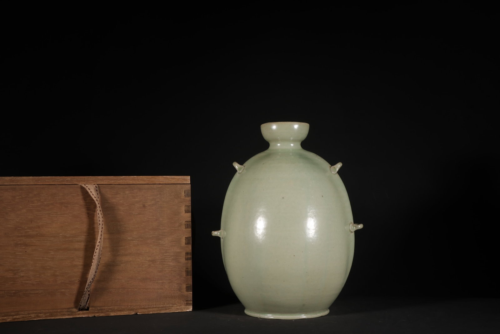 An Exquisite Yue yao Celadon Glazed Pot: An Exquisite Yue yao Celadon Glazed Pot,Tang Dynasty,China,Size:8.6inx6.9in 越窑青釉壶,中国唐代