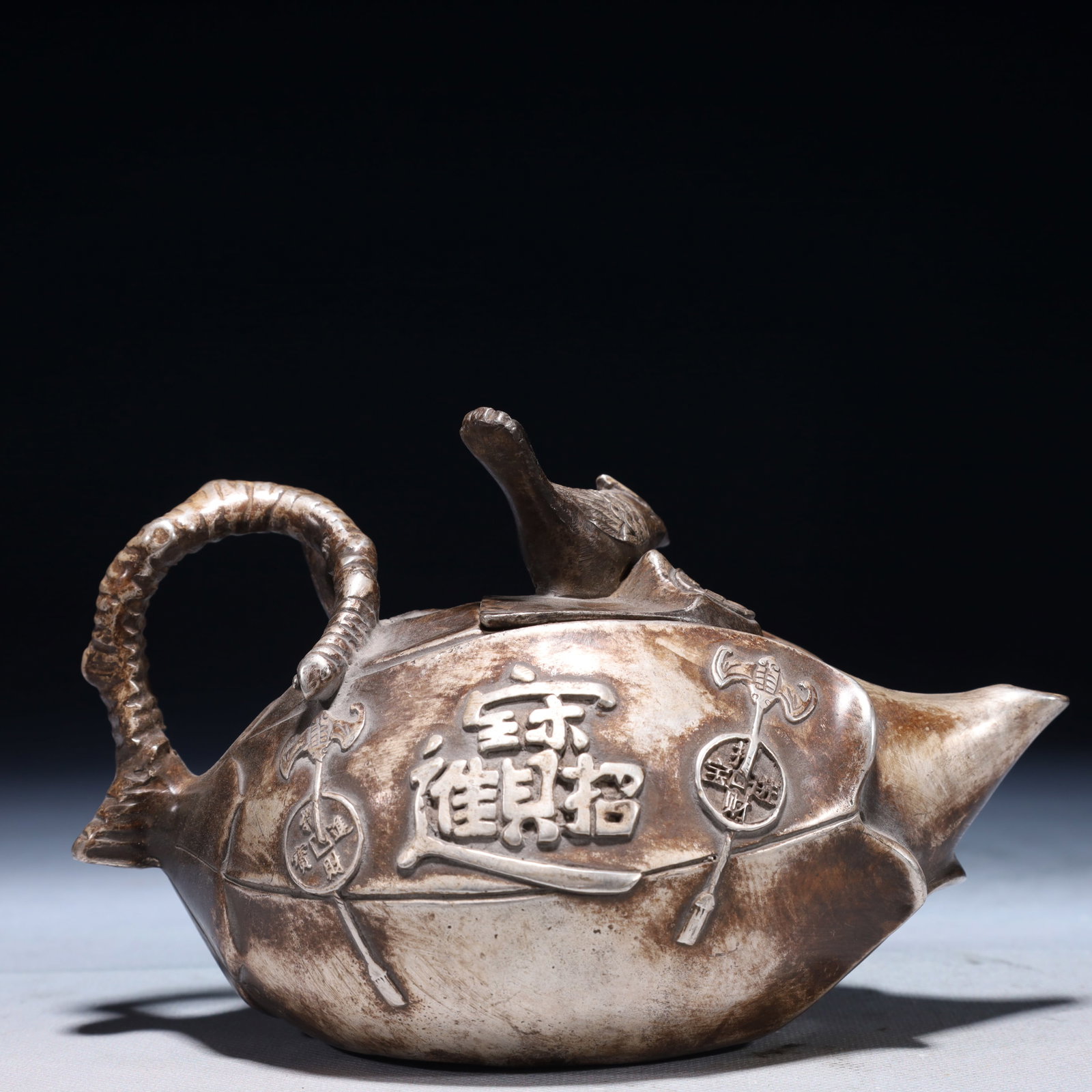 An Exquisite Silver-plated Bronze Flower and Bird Pattern Teapot: An Exquisite Silver-plated Bronze Flower and Bird Pattern Teapot,Qing Dynasty,China,Qianlong Four-character Mark,Size:7.1inx3.9inx4.3in,Weight:600g 铜镀银花鸟纹!