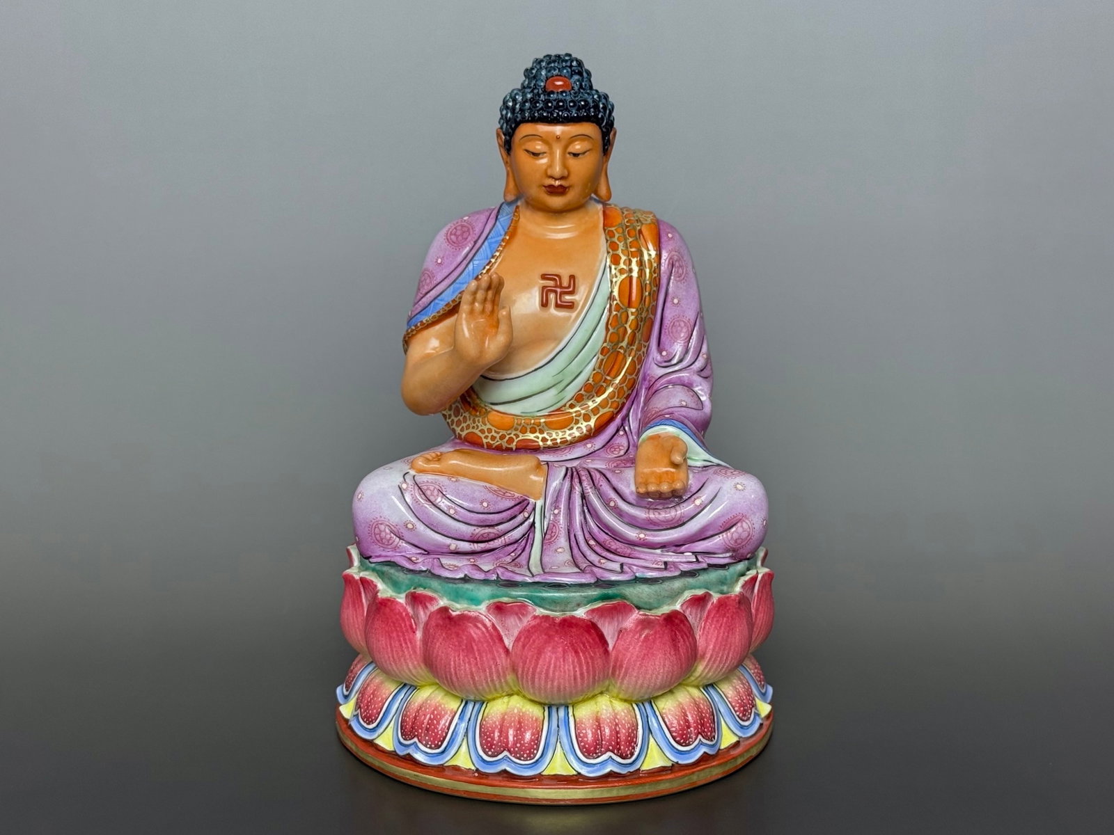 An Exquisite Famille-Rose Painted Gold Statue of Sakyamuni Ornament: An Exquisite Famille-Rose Painted Gold Statue of Sakyamuni Ornament,Qing Dynasty,China,Qianlong Six-character Mark,Size:7.1inx4.6in 粉彩描金释迦摩尼