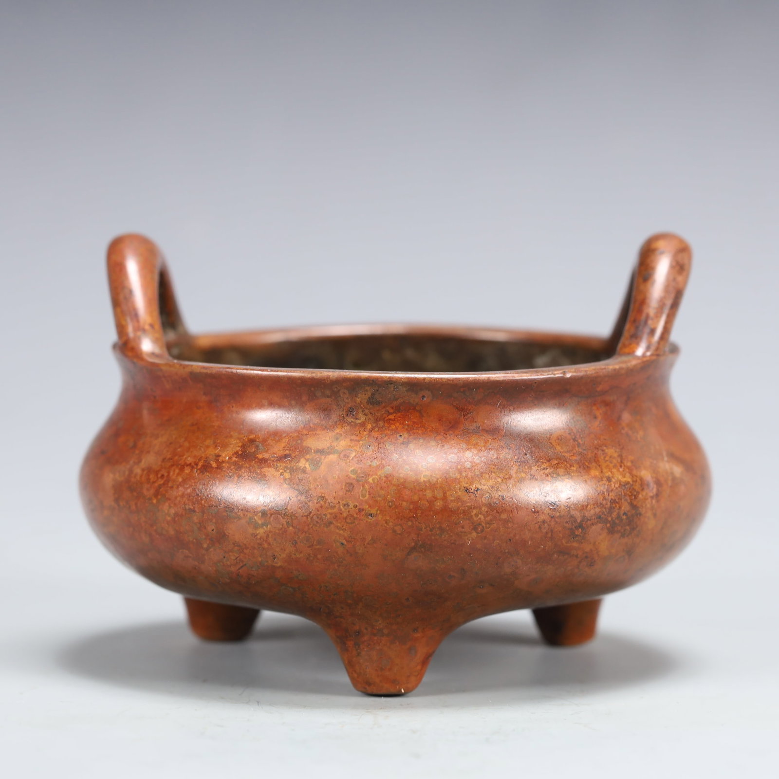 An Exquisite Bronze Double-Ears and Tripod Censer: An Exquisite Bronze Double-Ears and Tripod Censer,Ming Dynasty, China,Xuande Six-character Mark,Size:4.7inx3.1in Weight:750g 铜双耳三足香炉,中国&#