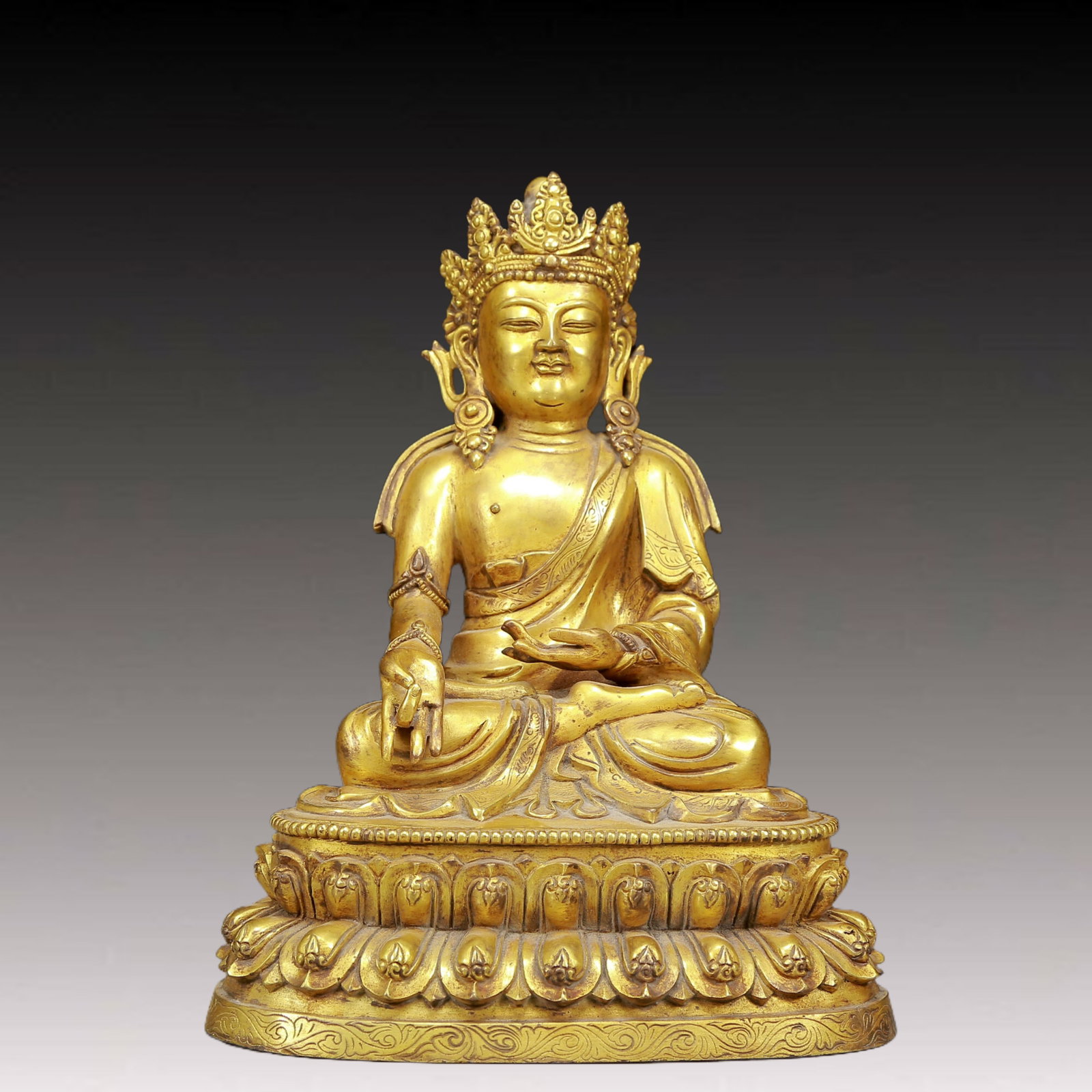 A Solemn Gilt Bronze Statue of Avalokitesvara: A Solemn Gilt Bronze Statue of Avalokitesvara,Ming Dynasty, China,Size:7.9inx5.5inx10.6in,Weight:4110g 铜鎏金观音像，明代