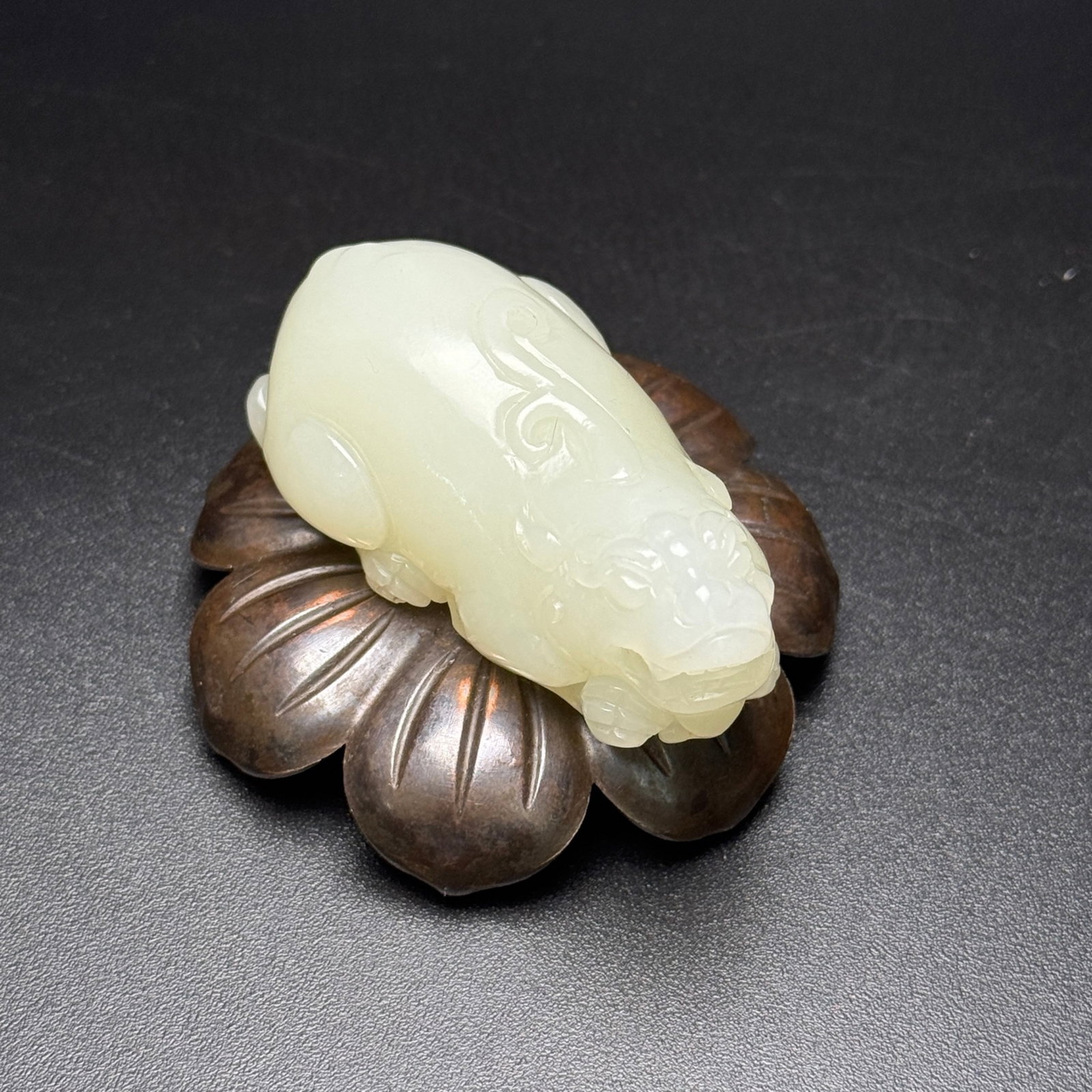 An Exquisite White Jade Wealth-Attracting Creature Ornament: An Exquisite White Jade Wealth-Attracting Creature Ornament,Qing Dynasty,China,Size:2.3inx1.3inx1in,Weight:70g 白玉貔貅摆件,中国清代