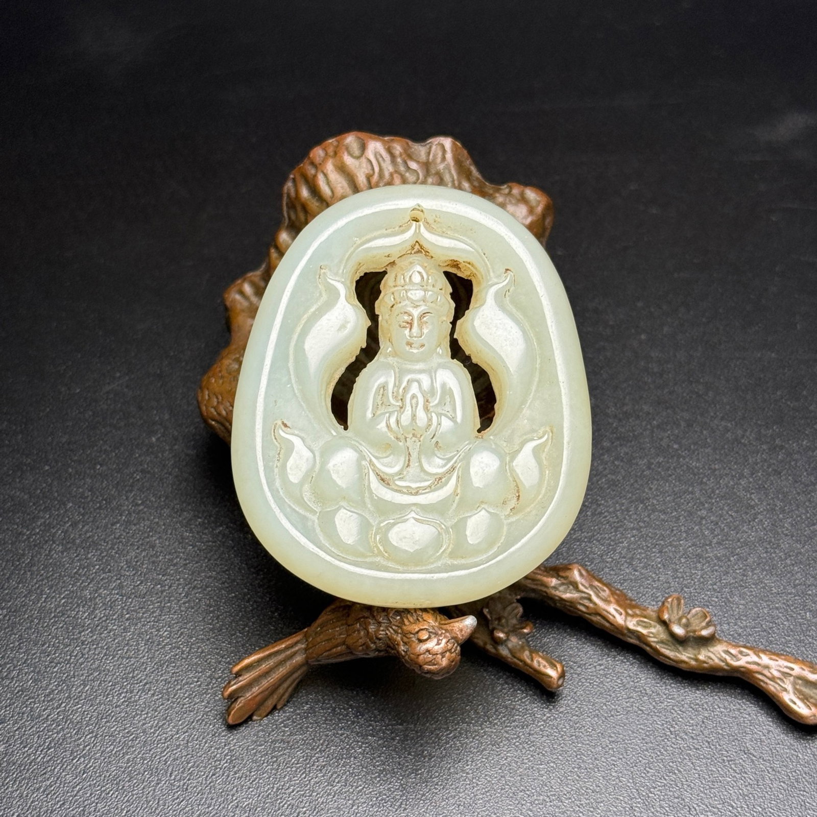 An Exquisite White Jade Statue of Avalokitesvara Pendant: An Exquisite White Jade Statue of Avalokitesvara Pendant,Qing Dynasty, China,Size:1.8inx2.1inx0.2in,Weight:26g 白玉观音像挂件,中国清代