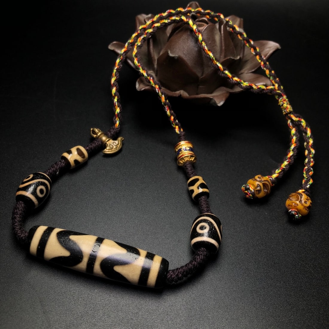 A Precious Dzi Bead Necklace: A Precious Dzi Bead Necklace,Size:2.2inx0.6inx0.5in 天珠项链