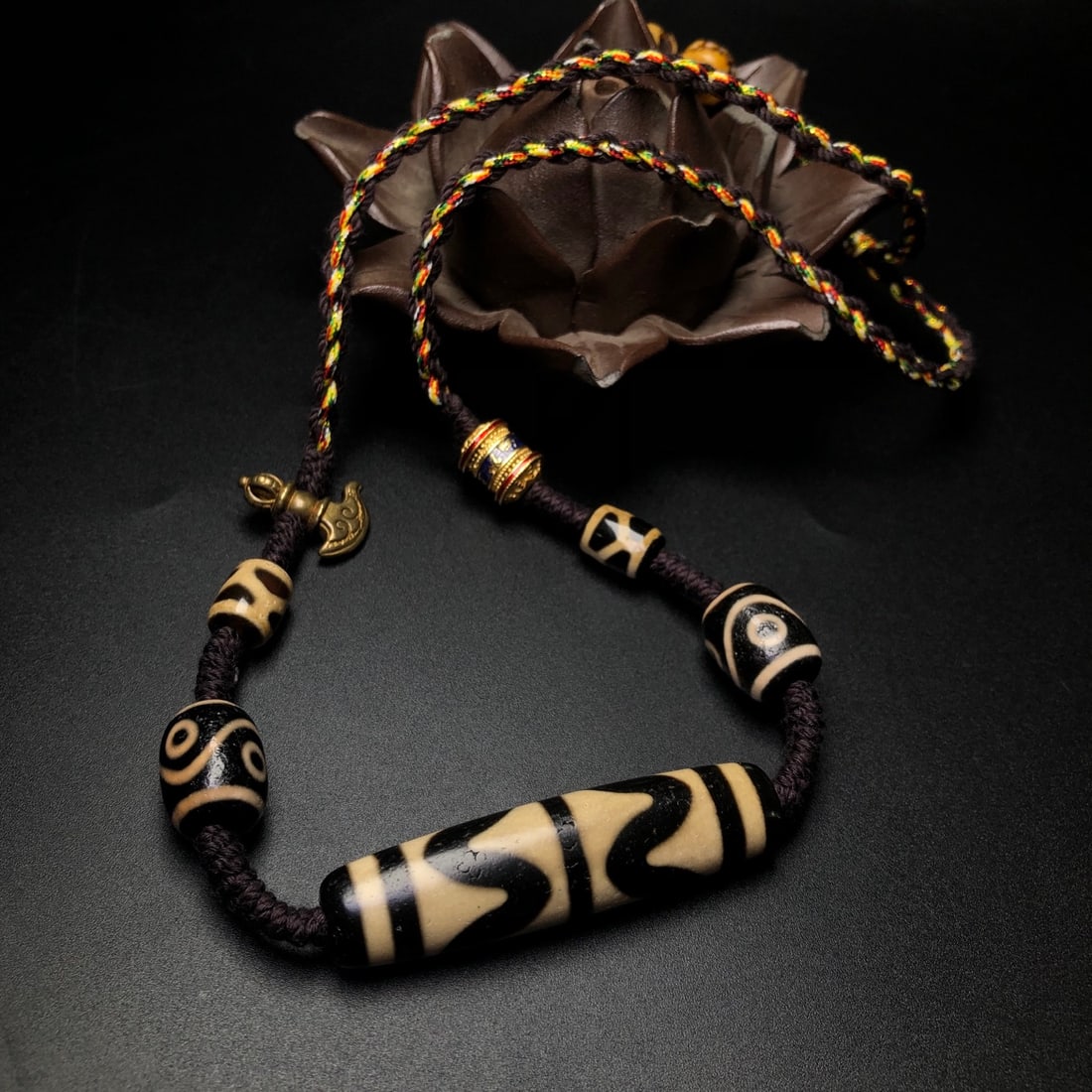 A Precious Dzi Bead Necklace - 3