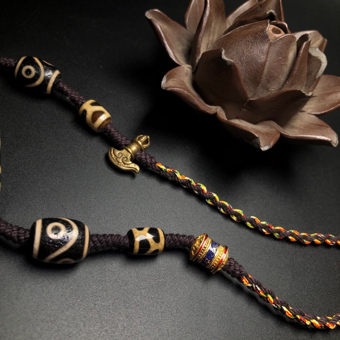 A Precious Dzi Bead Necklace - 7