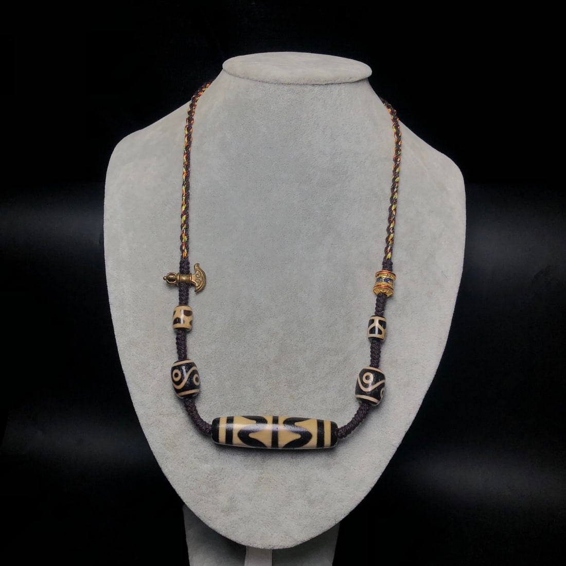 A Precious Dzi Bead Necklace - 9