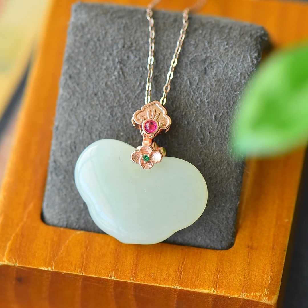 An Exquisite Sterling Silver-Gold Plated Inlaid White Jade Necklace: An Exquisite Sterling Silver-Gold Plated Inlaid White Jade Necklace,Size:1inx1.1in 纯银镀金镶白玉项链