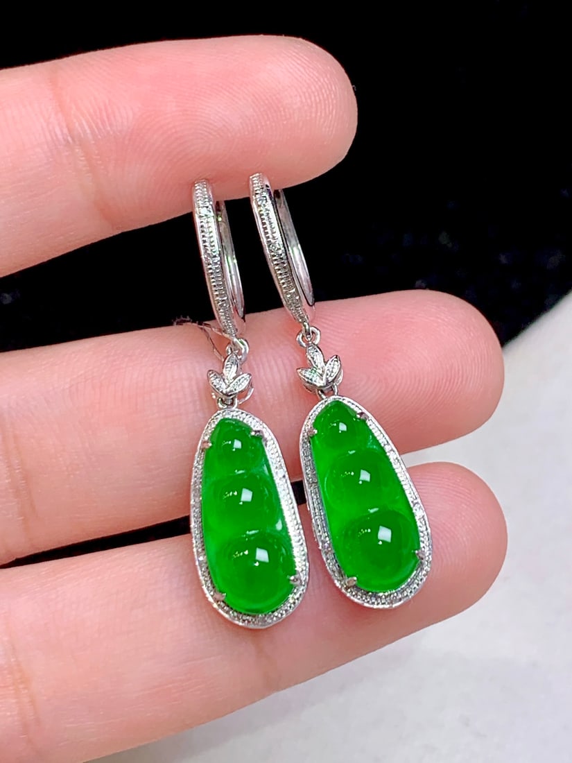 A Pair of Exquisite 18k Gold Diamond Inlaid Jadeite Earrings: A Pair of Exquisite 18k Gold Diamond Inlaid Jadeite Earrings,Size(Loose Stone):0.6inx0.3inx0.1in 一对18k金钻镶嵌翡翠耳环