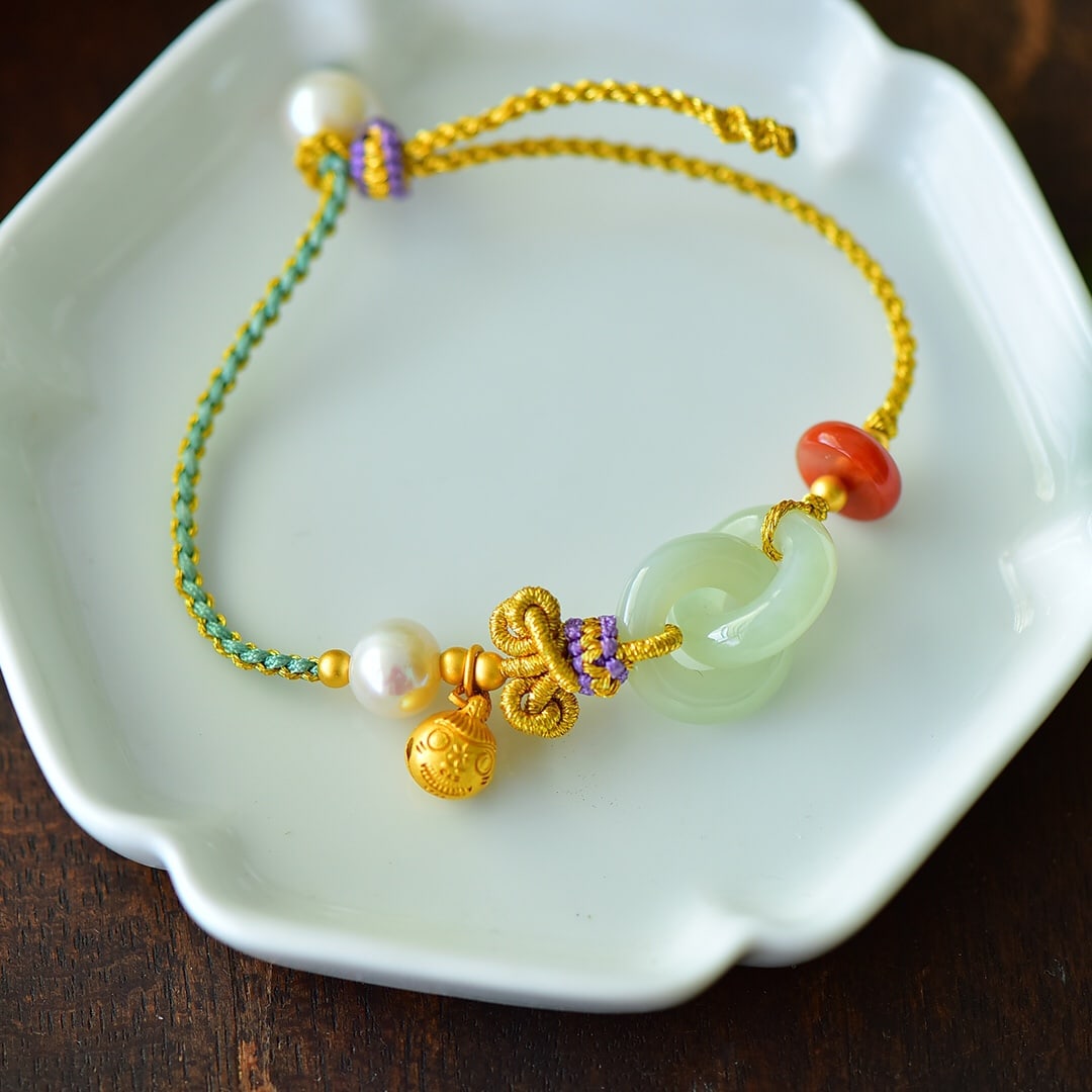An Exquisite Green Jade Bracelet,Inlaid Peal: An Exquisite Green Jade Bracelet,Inlaid Peal,Size:0.6inx0.6in 青玉手链,镶珍珠