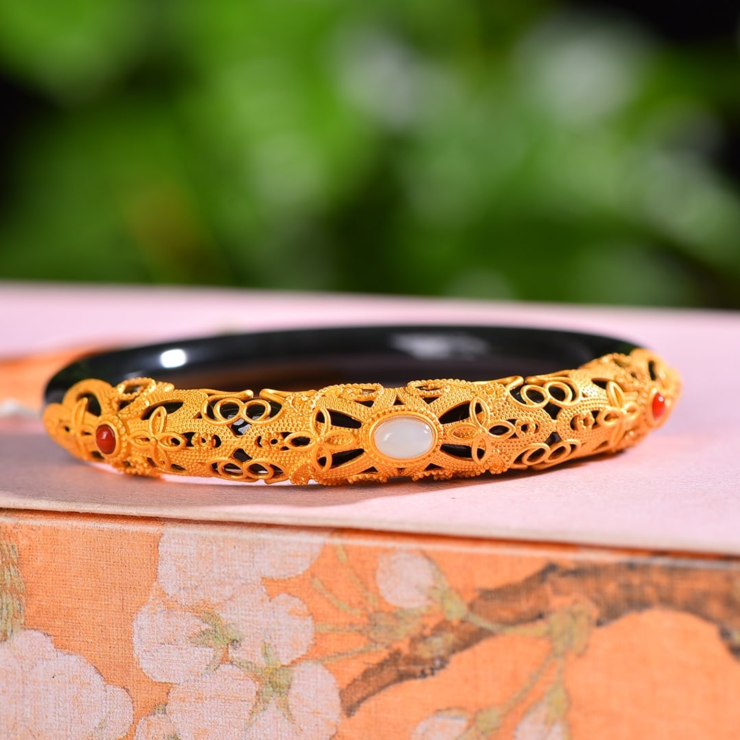 An Exquisite Sterling Silver-Gold Plated Inlaid Sapphire Bracelets: An Exquisite Sterling Silver-Gold Plated Inlaid Sapphire Bracelets,Size:2.1in 纯银镀金镶青玉手镯