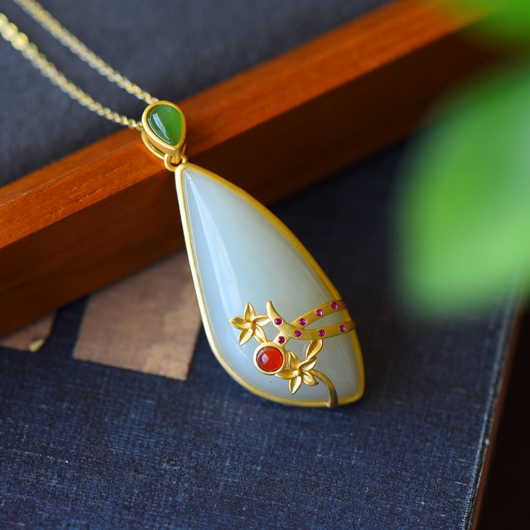 An Exquisite Sterling Silver-Gold Plated Inlaid White Jade Necklace,Inlaid Jasper: An Exquisite Sterling Silver-Gold Plated Inlaid White Jade Necklace,Inlaid Jasper,Size:0.7inx1.8in 纯银镀金镶白玉项链,嵌碧玉