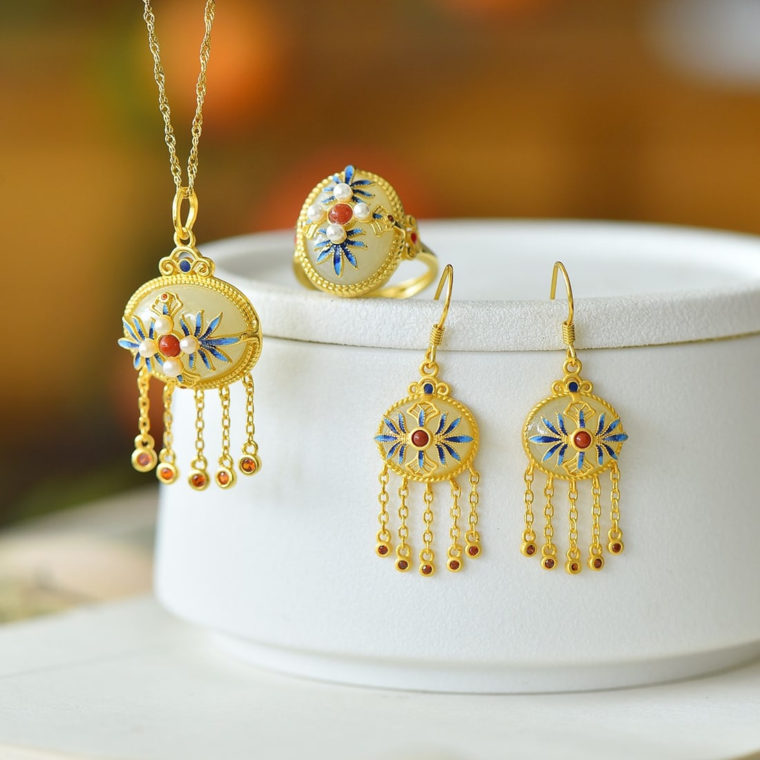 A Set of Fine Sterling Silver-Gold Plated Inlaid White Jade Jewelrys: A Set of Fine Sterling Silver-Gold Plated Inlaid White Jade Jewelrys 一套纯银镀金镶白玉首饰