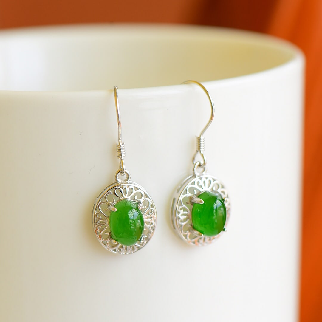 A Pair of Exquisite Sterling Silver Inlaid Jasper Earrings: A Pair of Exquisite Sterling Silver Inlaid Jasper Earrings,Size:0.2inx0.3in 一对纯银镶碧玉耳环