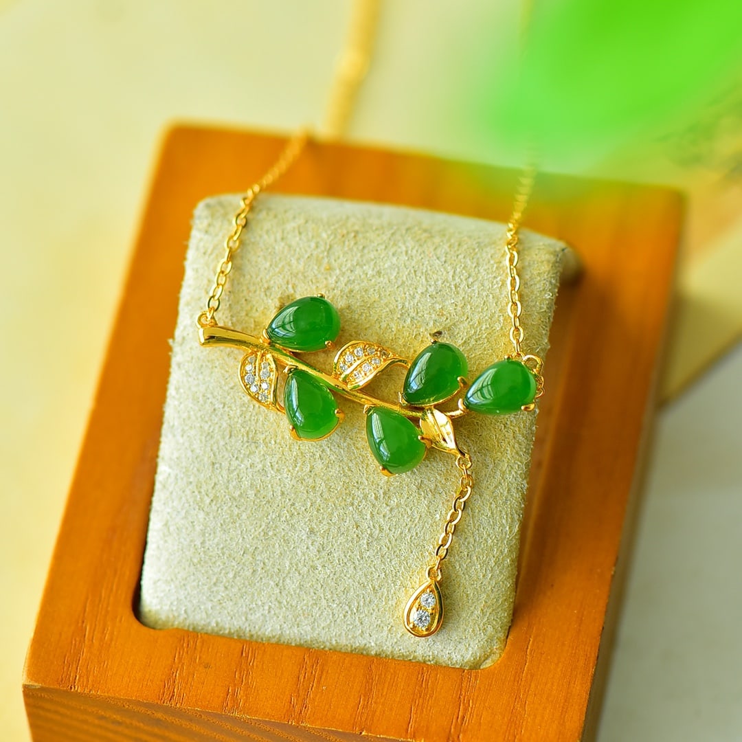 An Exquisite Sterling Silver-Gold Plated Inlaid Jasper Necklace,Inlaid Diamond: An Exquisite Sterling Silver-Gold Plated Inlaid Jasper Necklace,Inlaid Diamond,Size:1.4inx1.3in 纯银镀金镶碧玉项链,嵌钻石